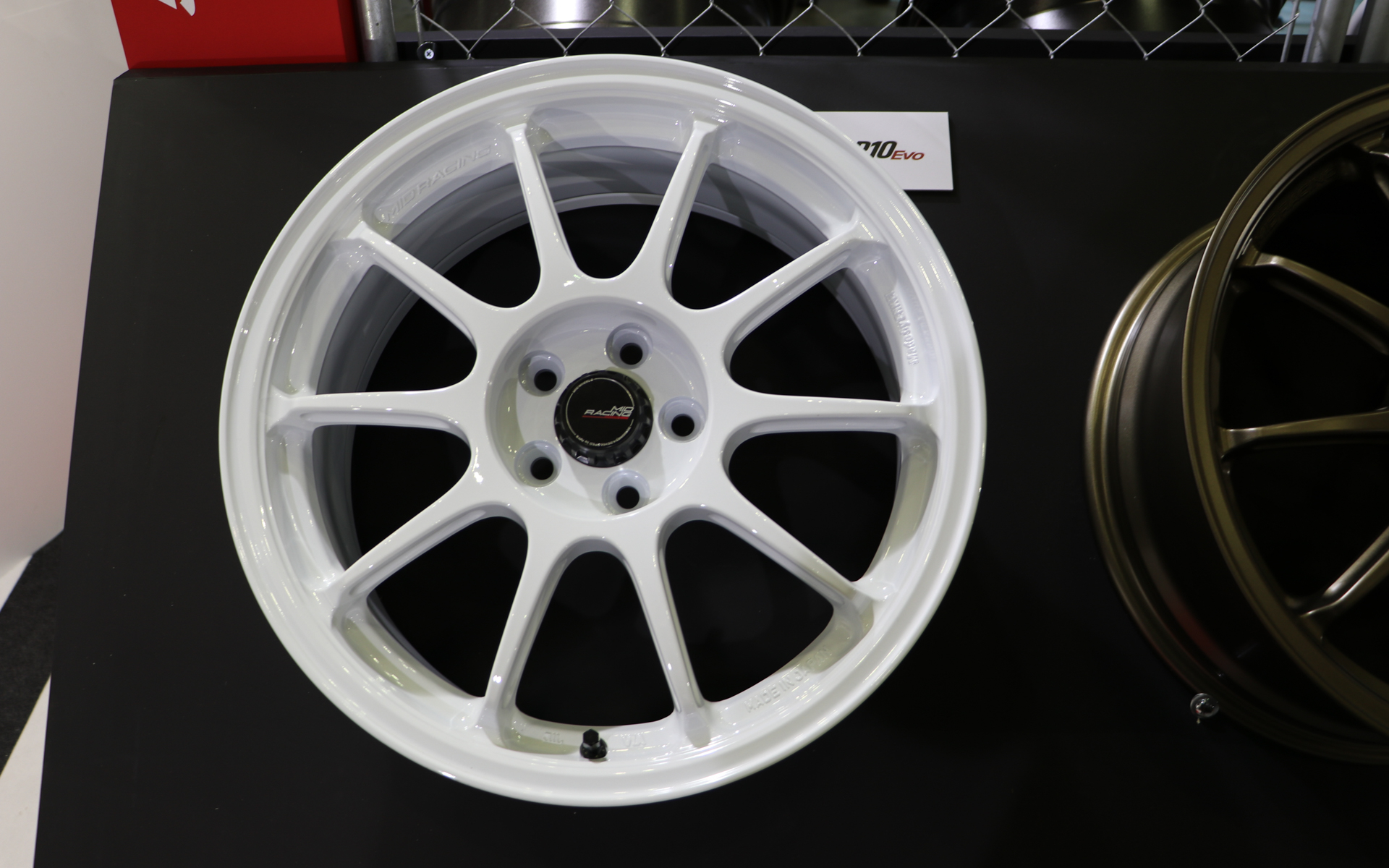 R10 EVO。カラーはすべて参考イメージ