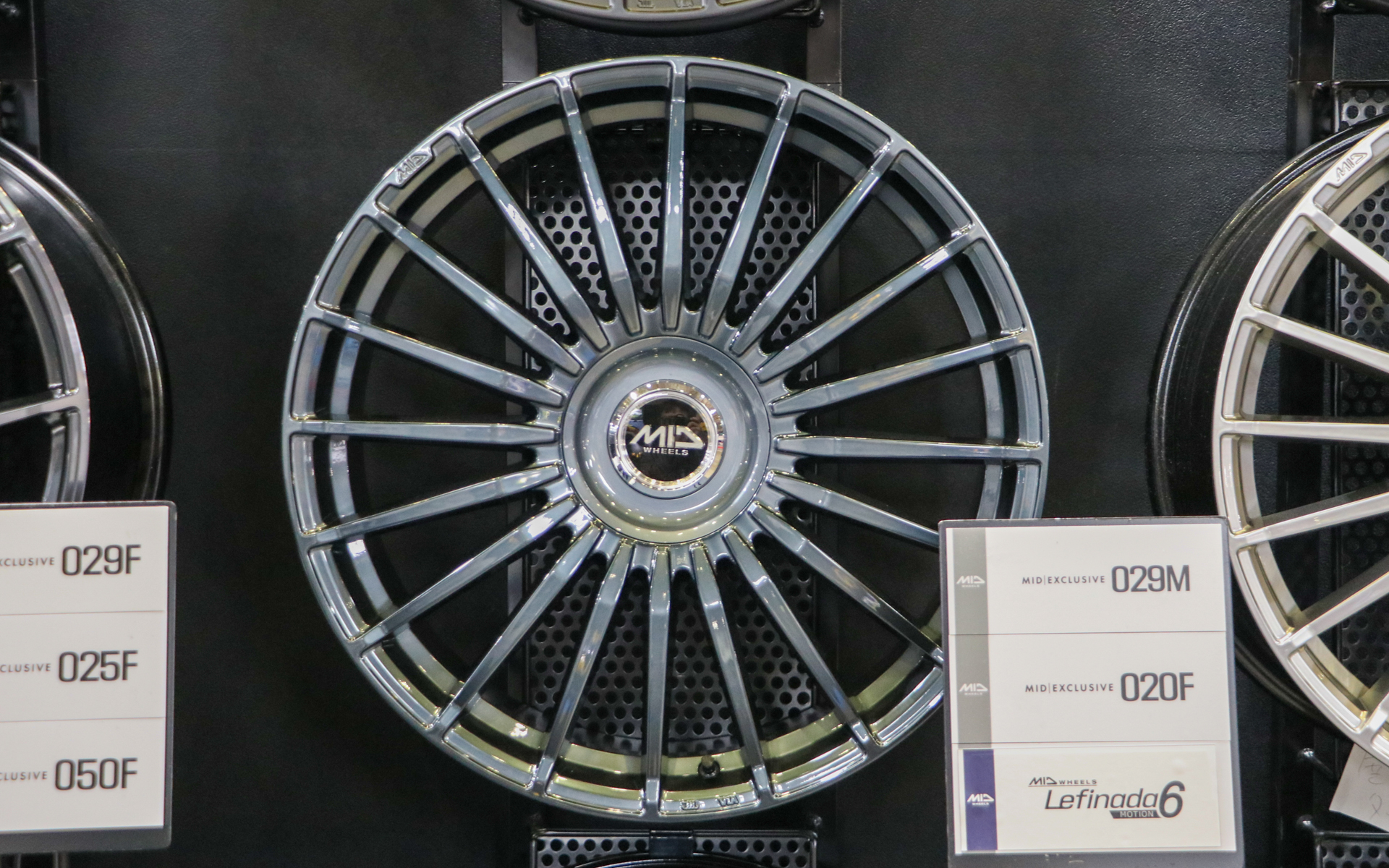 参考カラーも展示