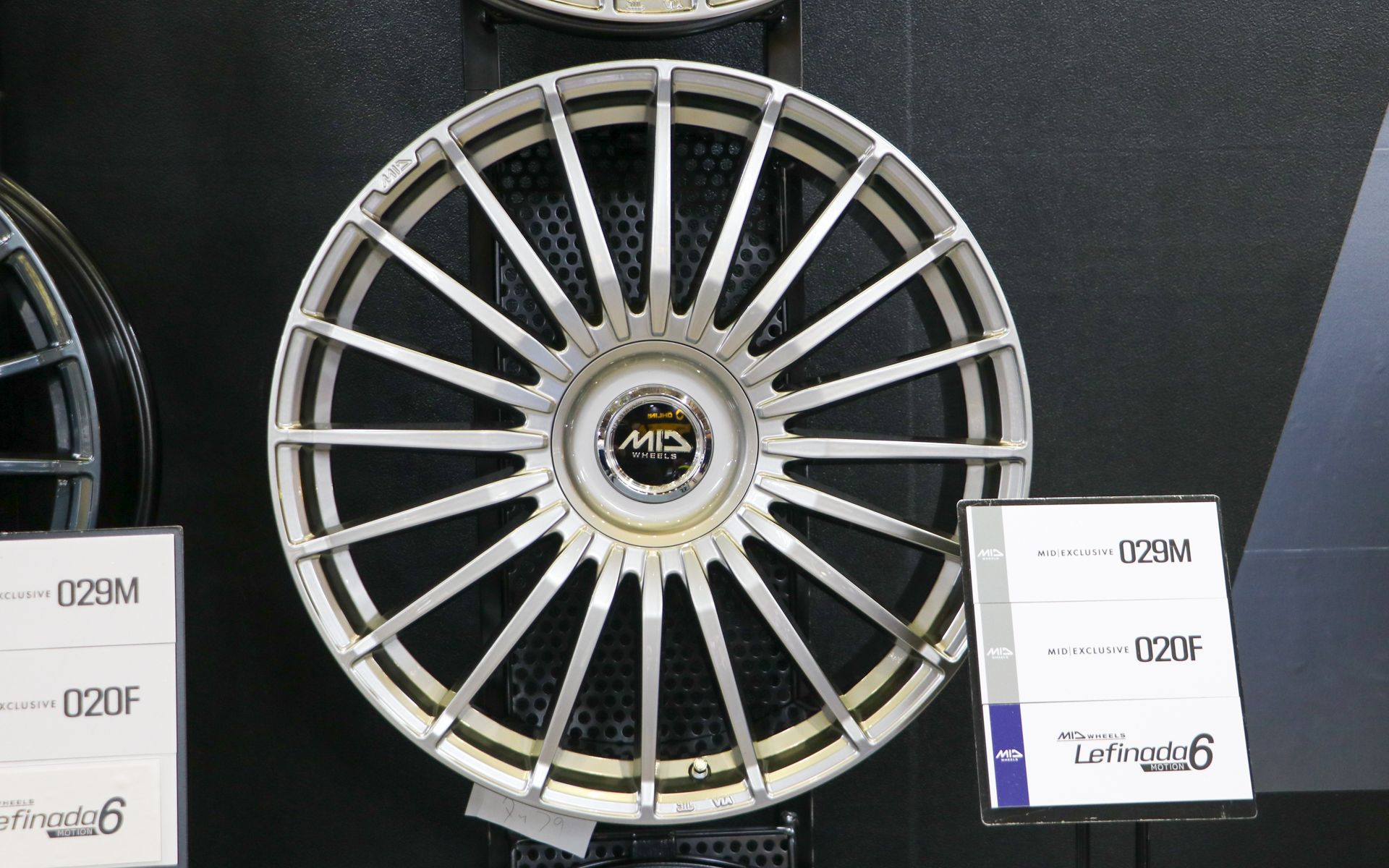 参考カラーも展示