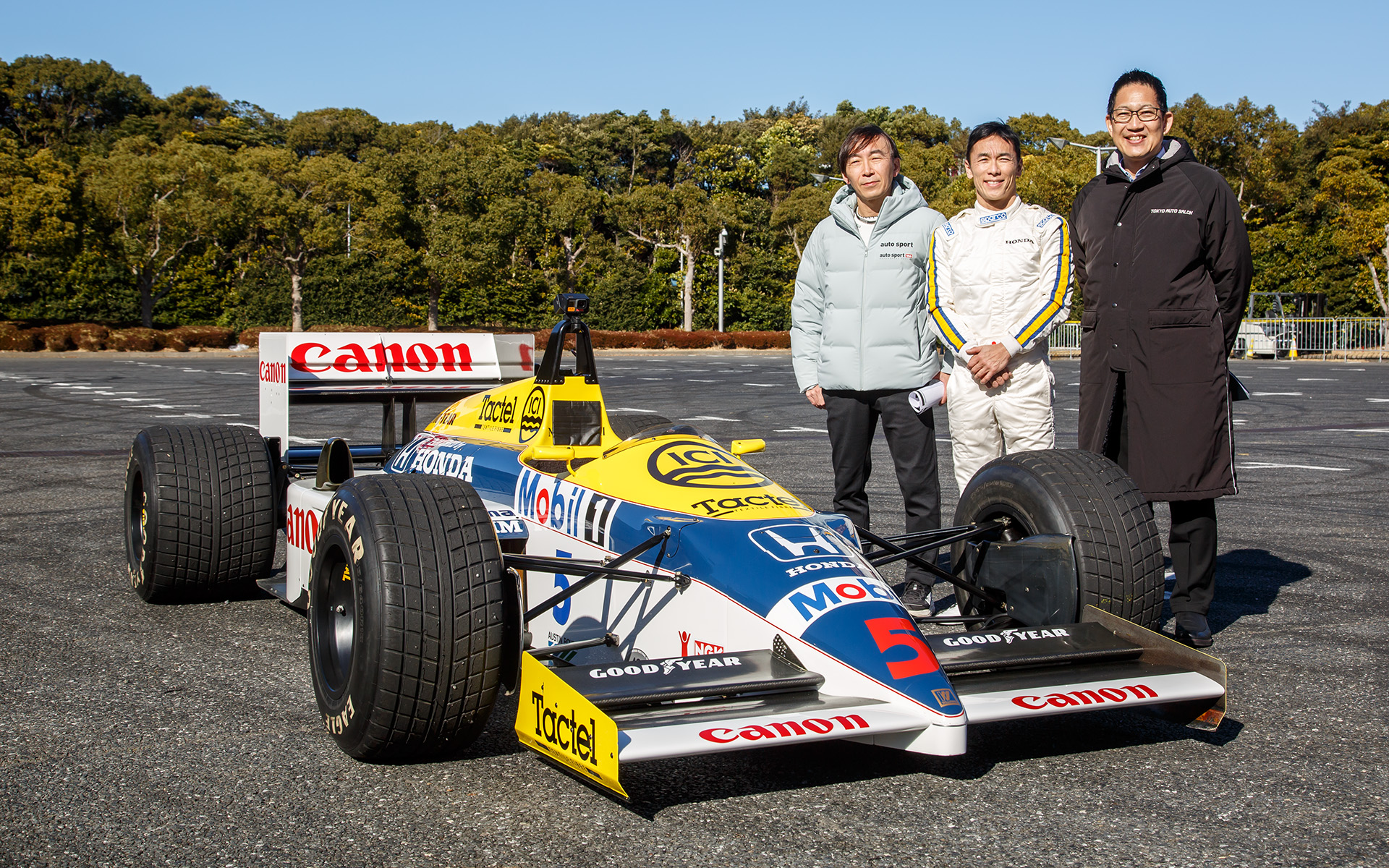 レッドファイブを前にフォトセッションを実施