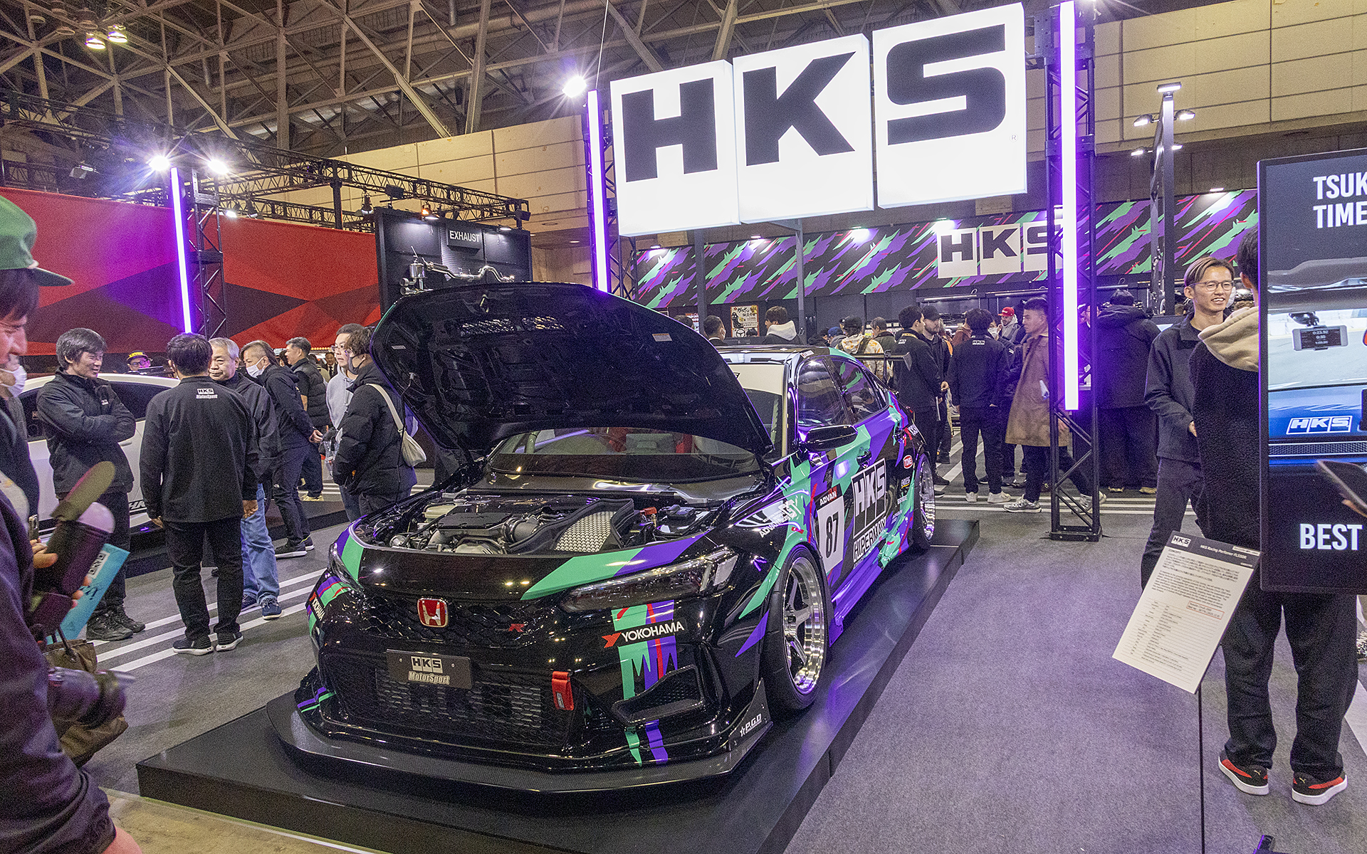 チューニングパーツメーカーの枠を越え、クルマ作りも進めるエッチ・ケー・エスブース