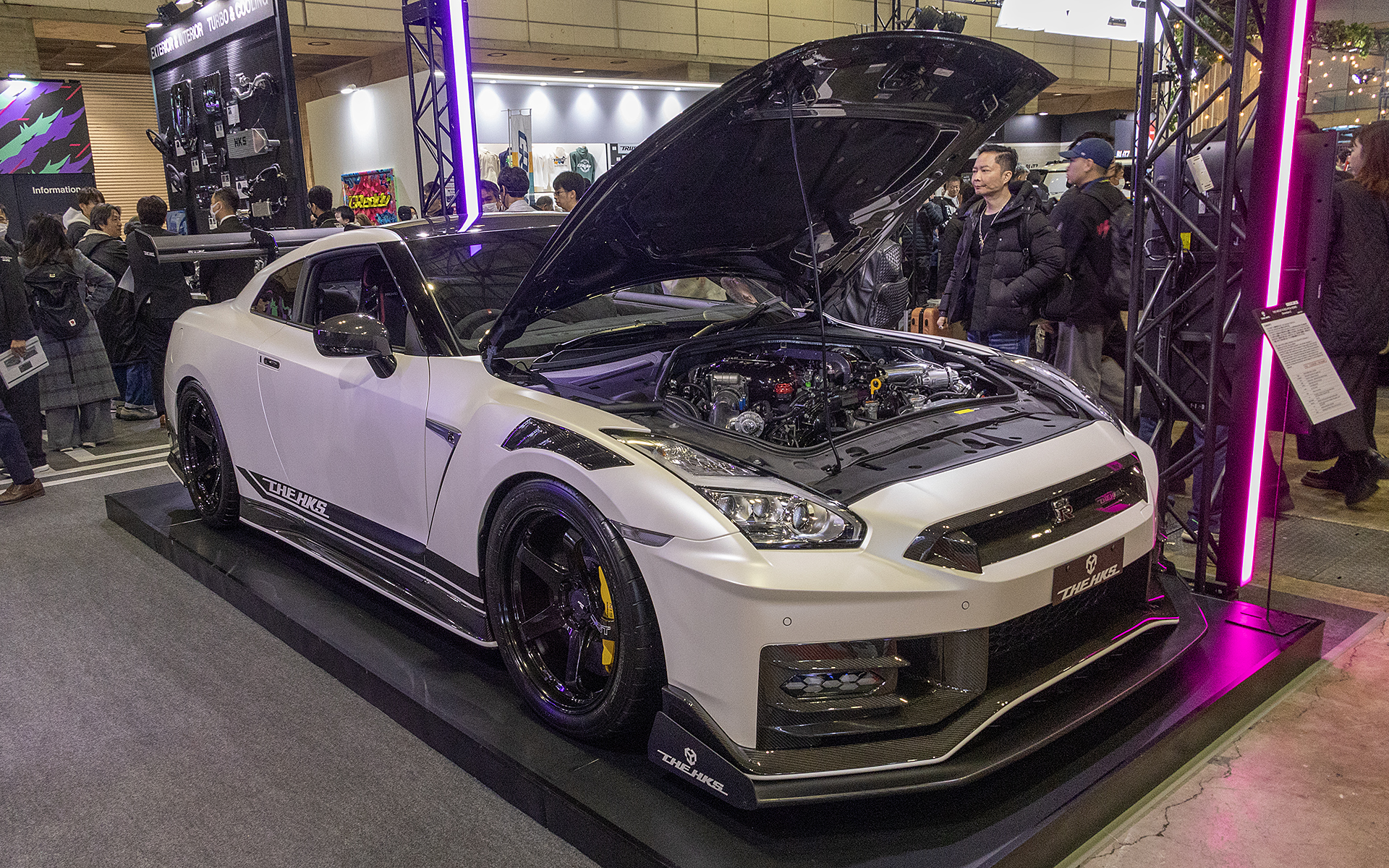 THE HKSのGT-R。ベースはMY24 NISMOでネーミングは「THE HKS GT-R R35 MY24 NISMO Dimension Z」。4.3リッターVR38とGT5565ターボを中心に構成したエンジンは約1200PSを発生