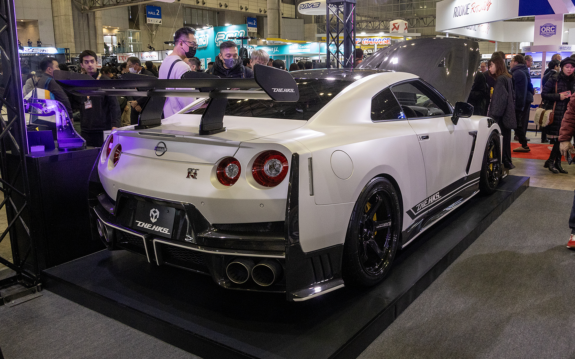 1200PSはピーキーなものでなく「余裕」として、自在に扱えるように、燃料、冷却、駆動、空力のすべてを総合的に設計し直している。リアウイングはフラップの角度が自動で可変する。エクステリアパーツ、インテリアパーツはTHE HKS専用品