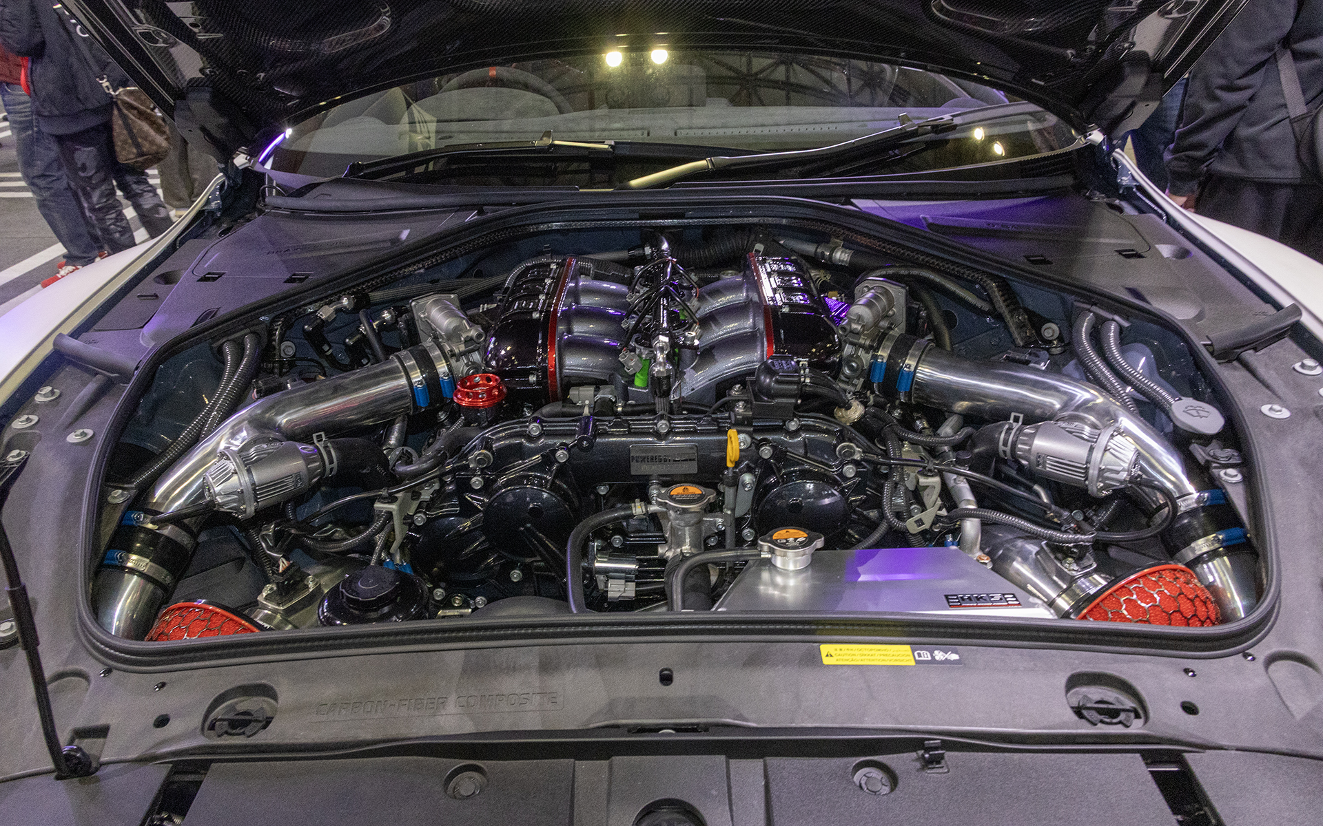 「THE HKS GT-R R35 MY24 NISMO Dimension Z」のエンジンルーム。HKSにVR38用パーツはあるが、それとは違う専用品によってチューニングされている