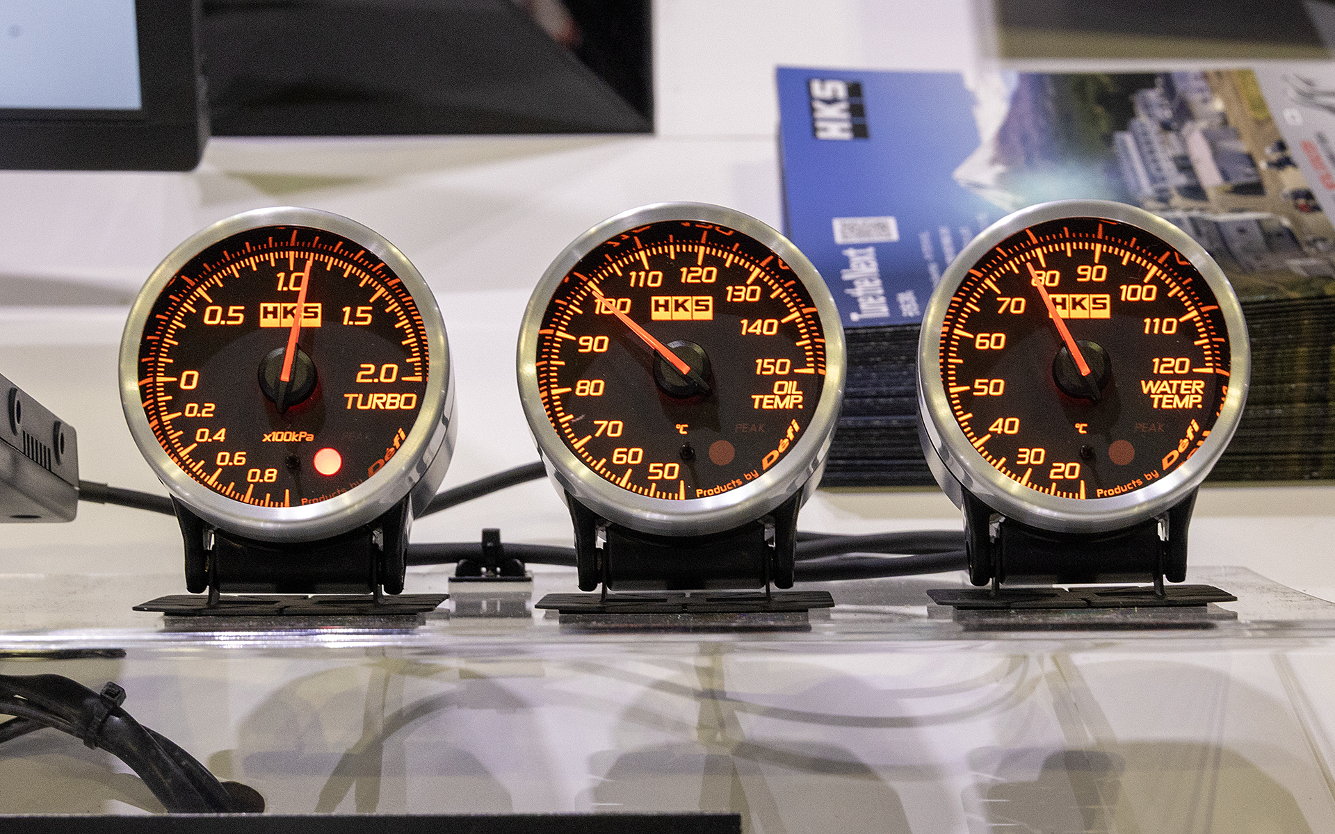 Defiとのコラボレーションモデル「HKS ADVANCE LINK METER SET」。ブースト計、水温計、油温計とコントロールユニットがセットになっている