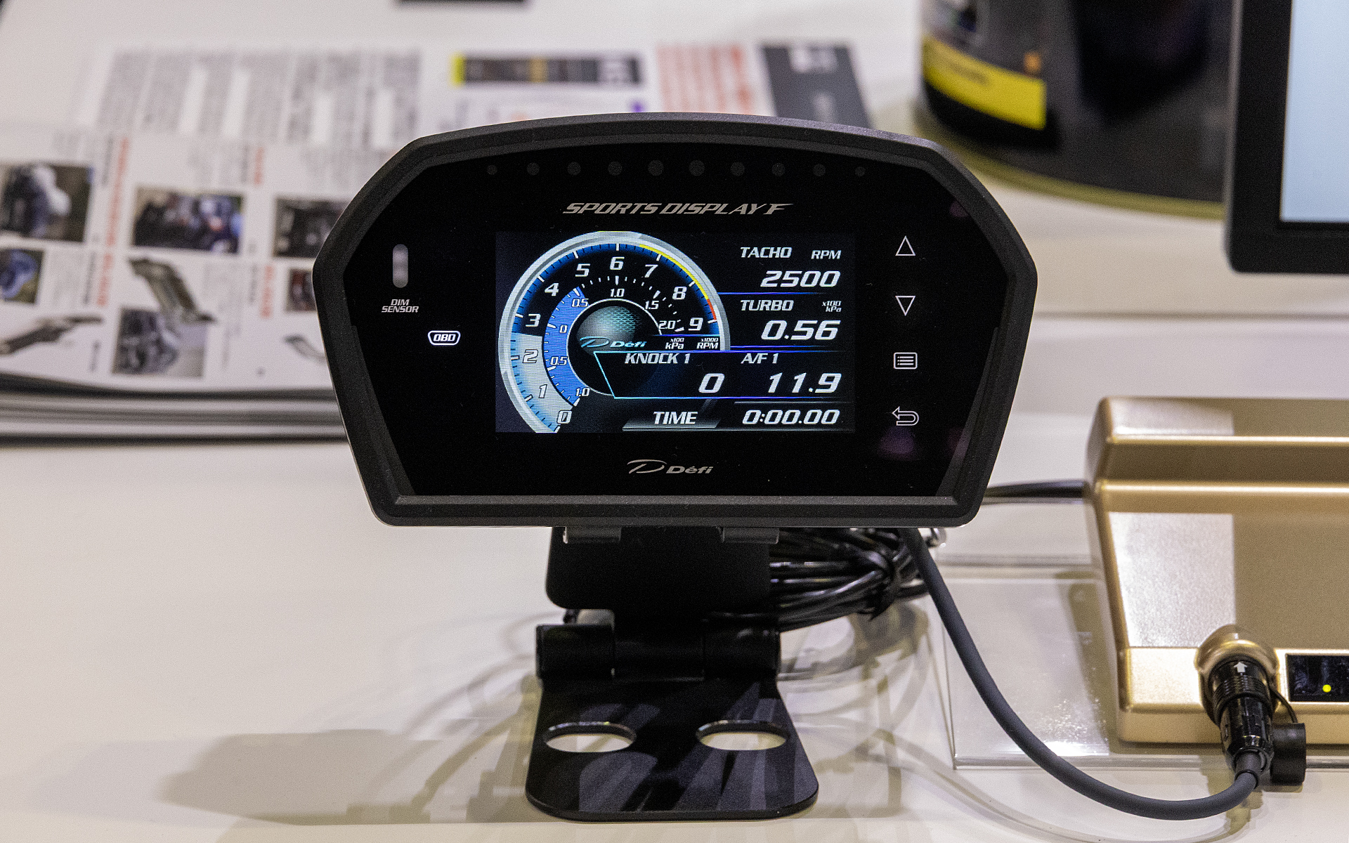 Defiとの協業の第1弾「Defi Sports Display F」はF-CON V Pro（HKS製チューニング用EUC）と連携させることを目指して開発している