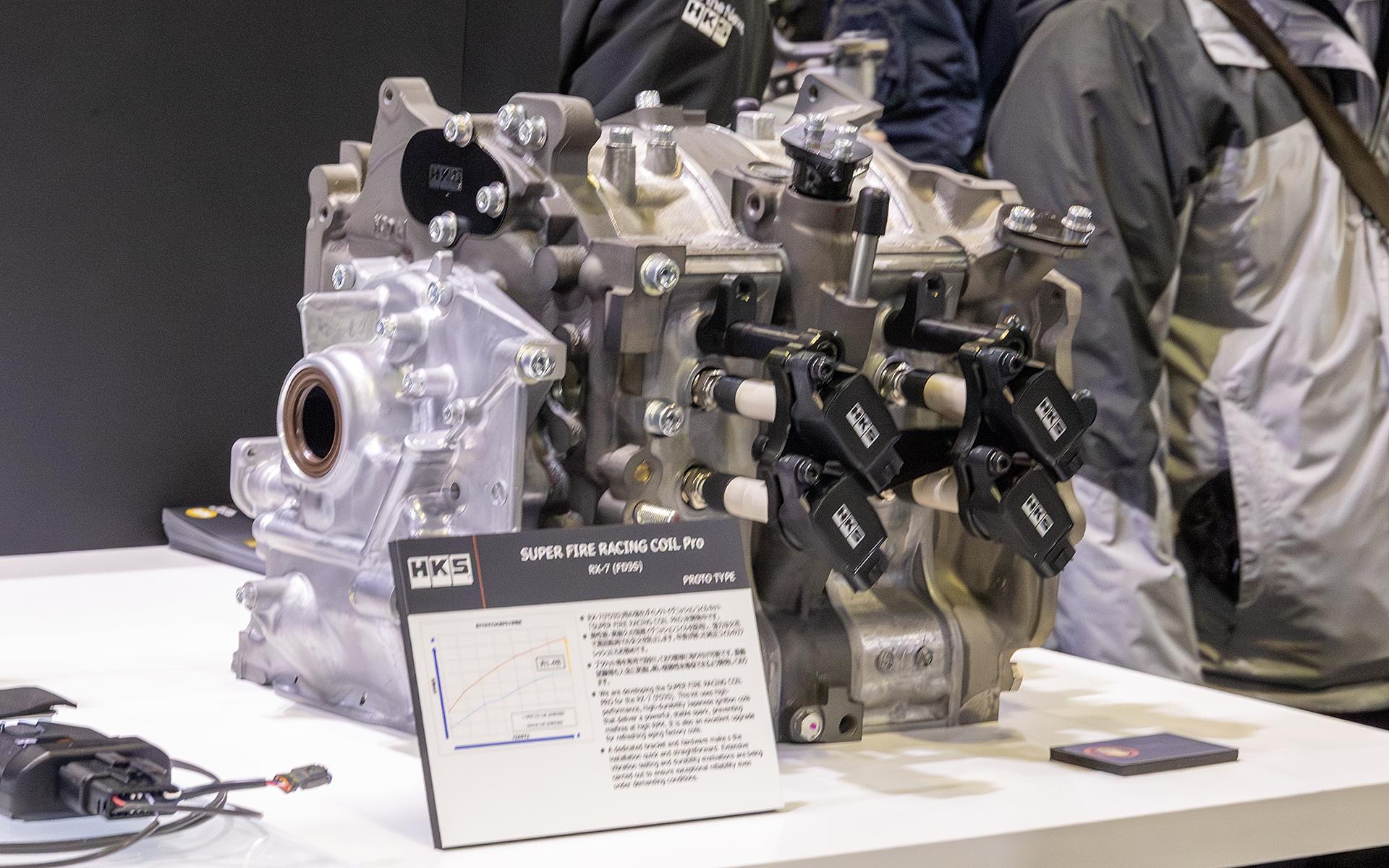 日本だけでなく海外での需要も高いRE（ロータリーエンジン）チューニング。そこに向け強化コイルを開発中。振動の影響を受けやすい取り付け方なので、振動に強い作りとしつつ、筐体に使っている樹脂を抵抗の高いものとすることでリークしない設計としている