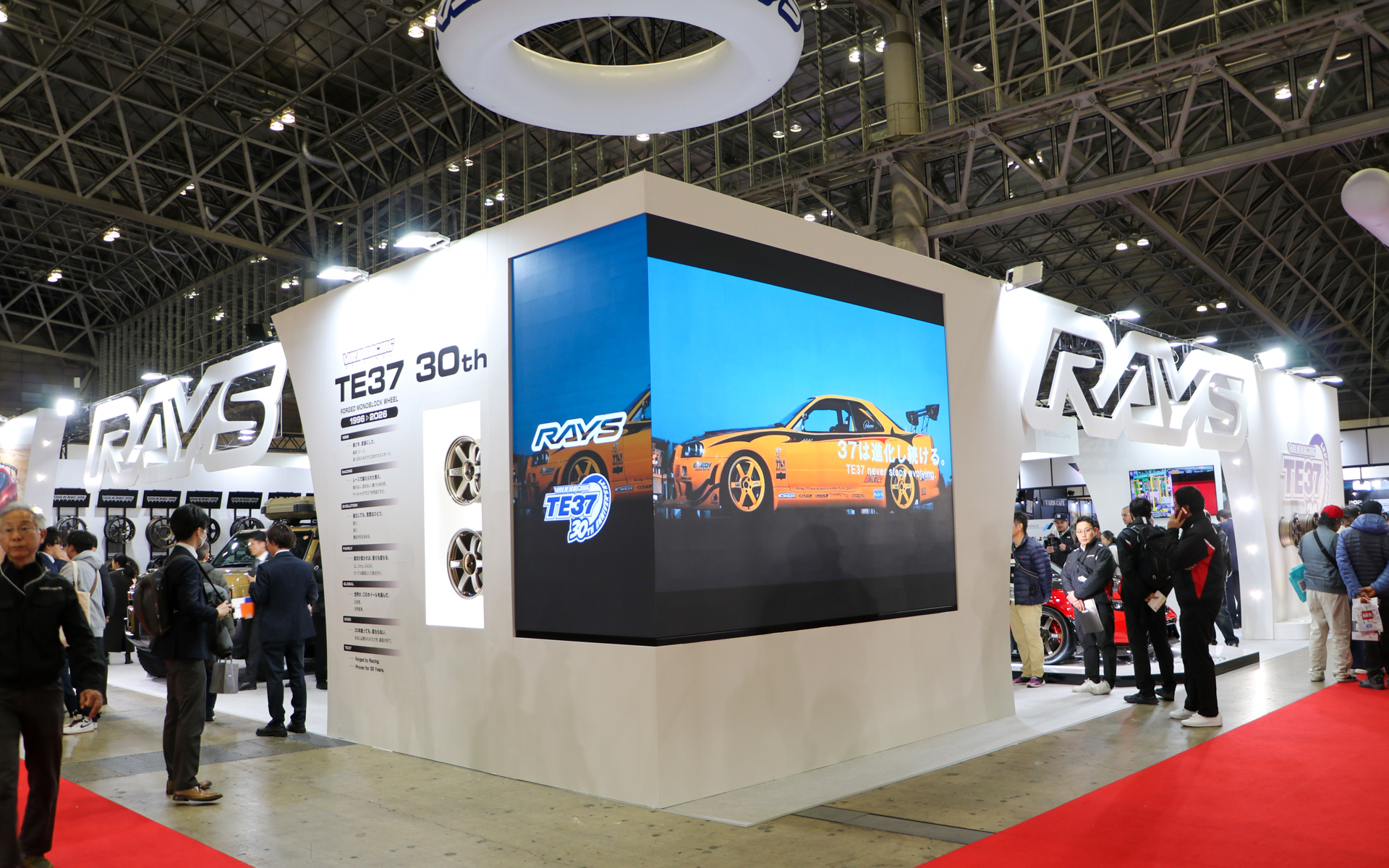 レイズのブースは西ホール2の中央。「RAYS」と描かれた輪っか状のバルーンが目印