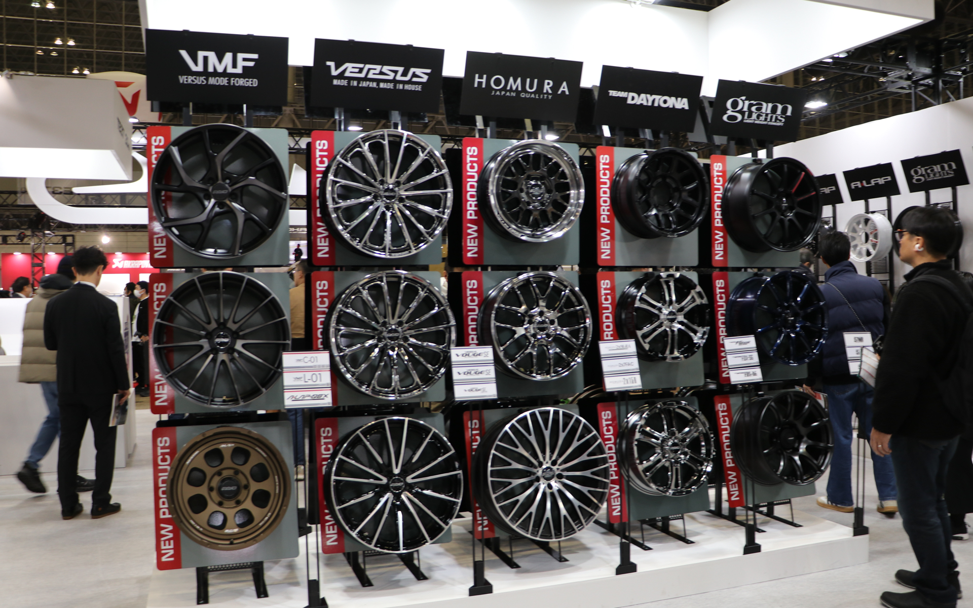レイズブースには多数のホイールが展示されている