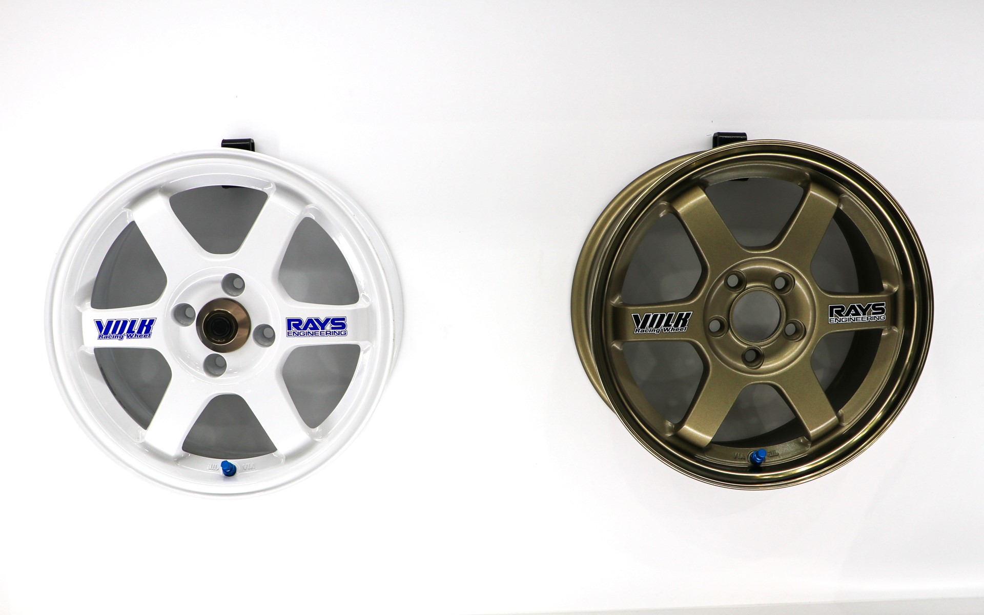 30年前に誕生した15インチの初代「TE37」も展示されている。ブロンズカラーは現代とは少々色味が異なる