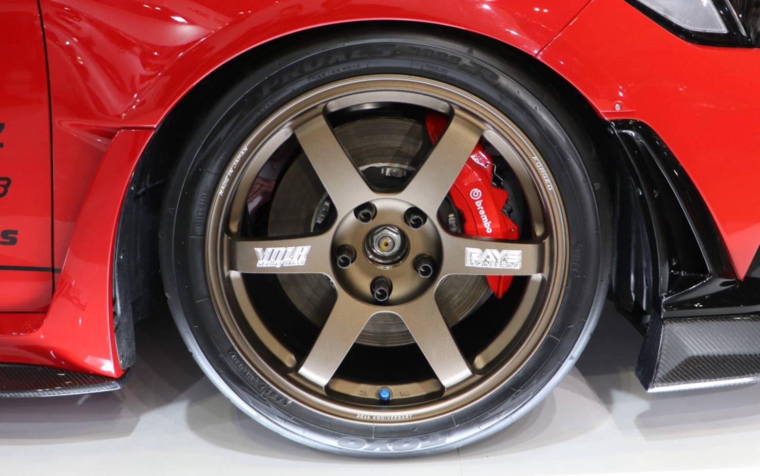 赤いシビックTYPE R（FL5）に装着されている30周年記念モデルは、ホワイト×デカール仕様とブロンズ×A.M.T仕様