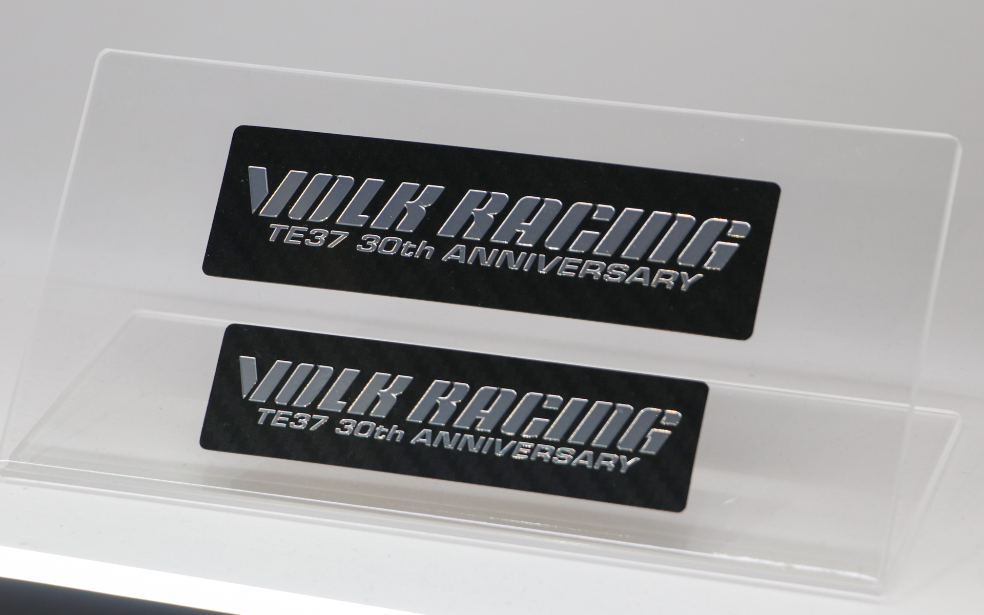 30th Anniversaryロゴを配したカーボン調デザインの特別ボックスステッカー