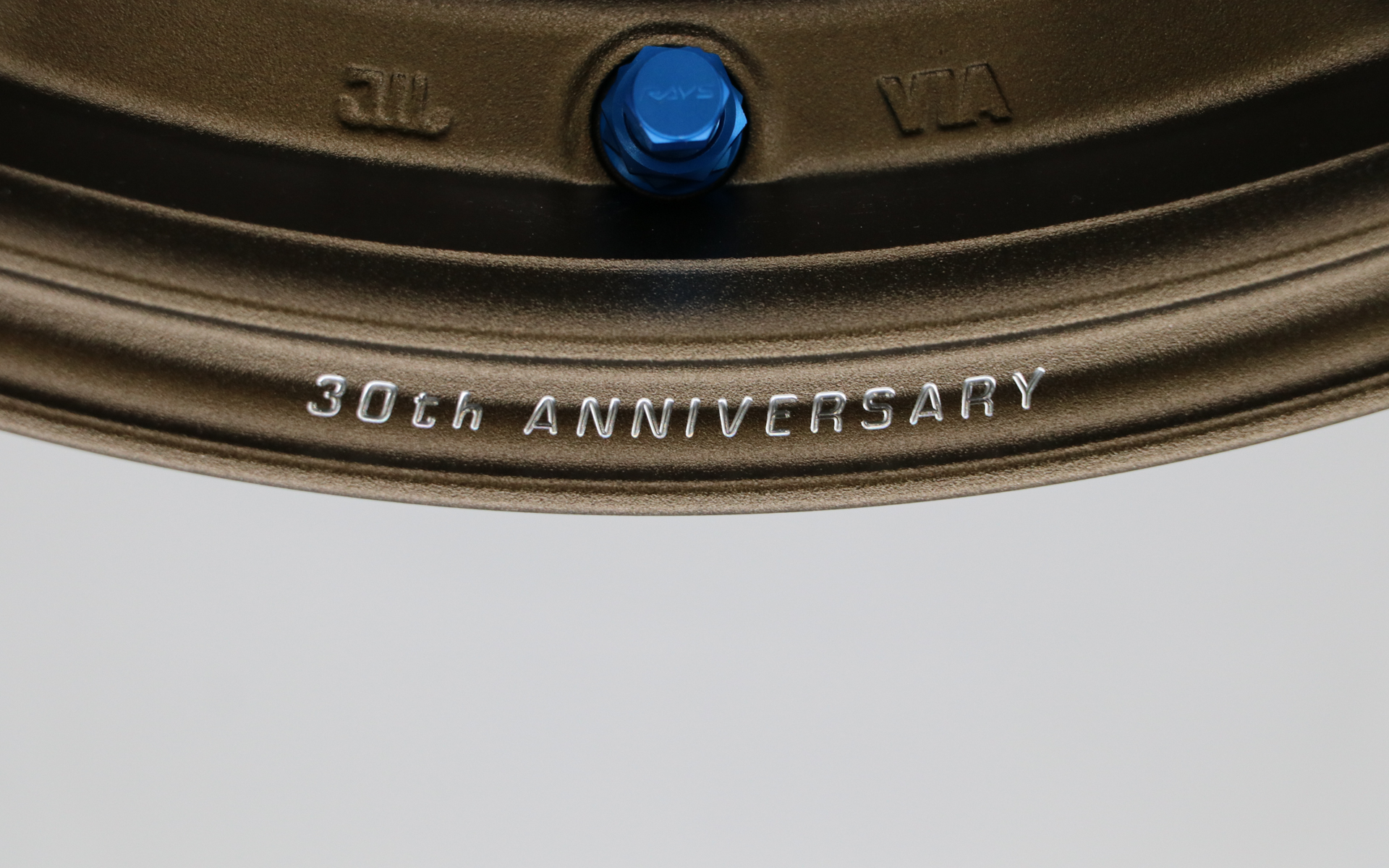 リムにはA.M.T.で「30th Anniversary」と刻まれるほか、当時と同じブルーアルマイトのエアバルブとなっている