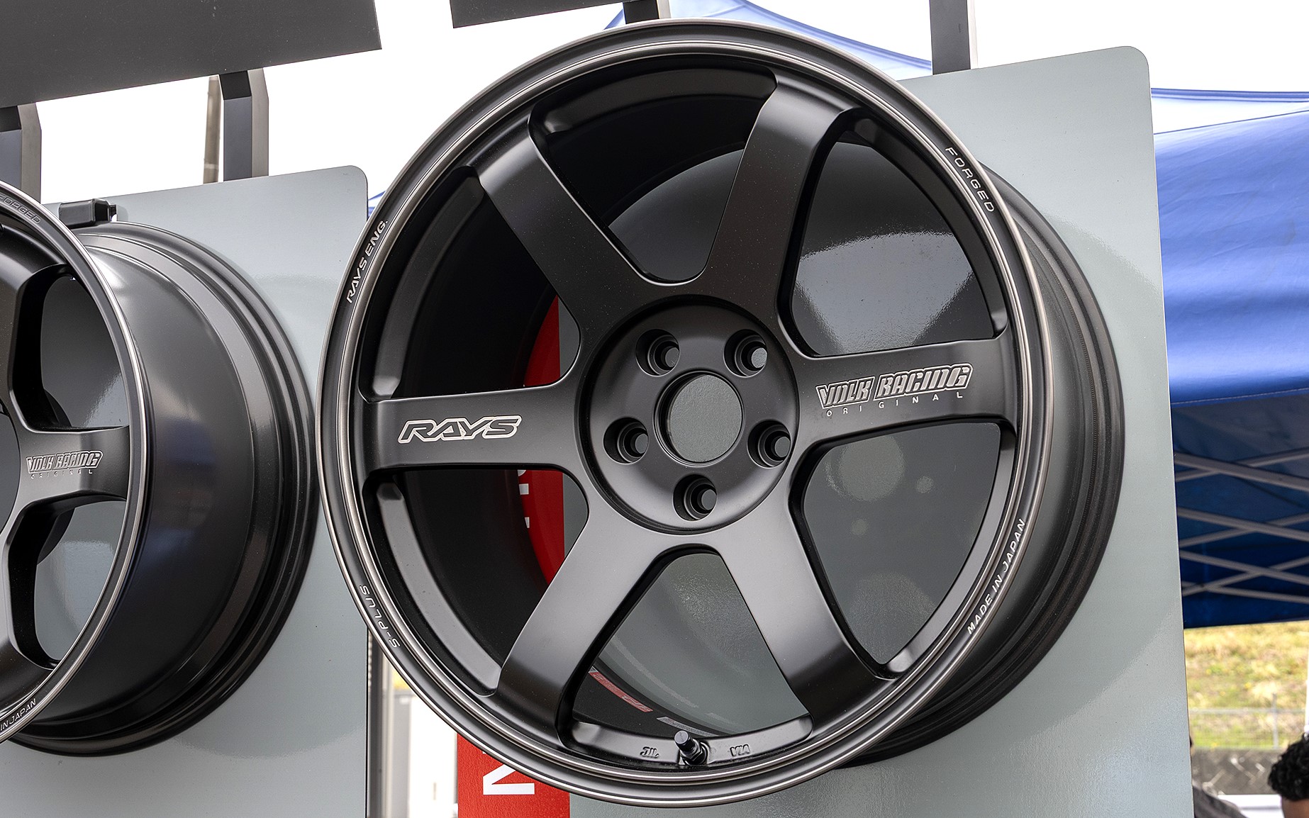 ちなみに現在のTE37のスポークに入る最新版ロゴはこのデザイン