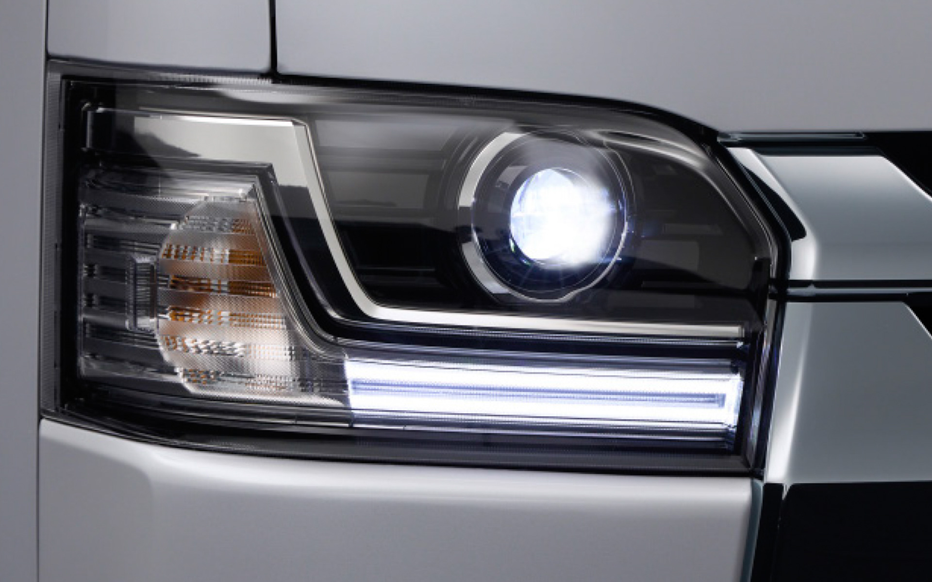 Bi-Beam LEDヘッドランプ（メーカーオプション、除くウェルキャブ）