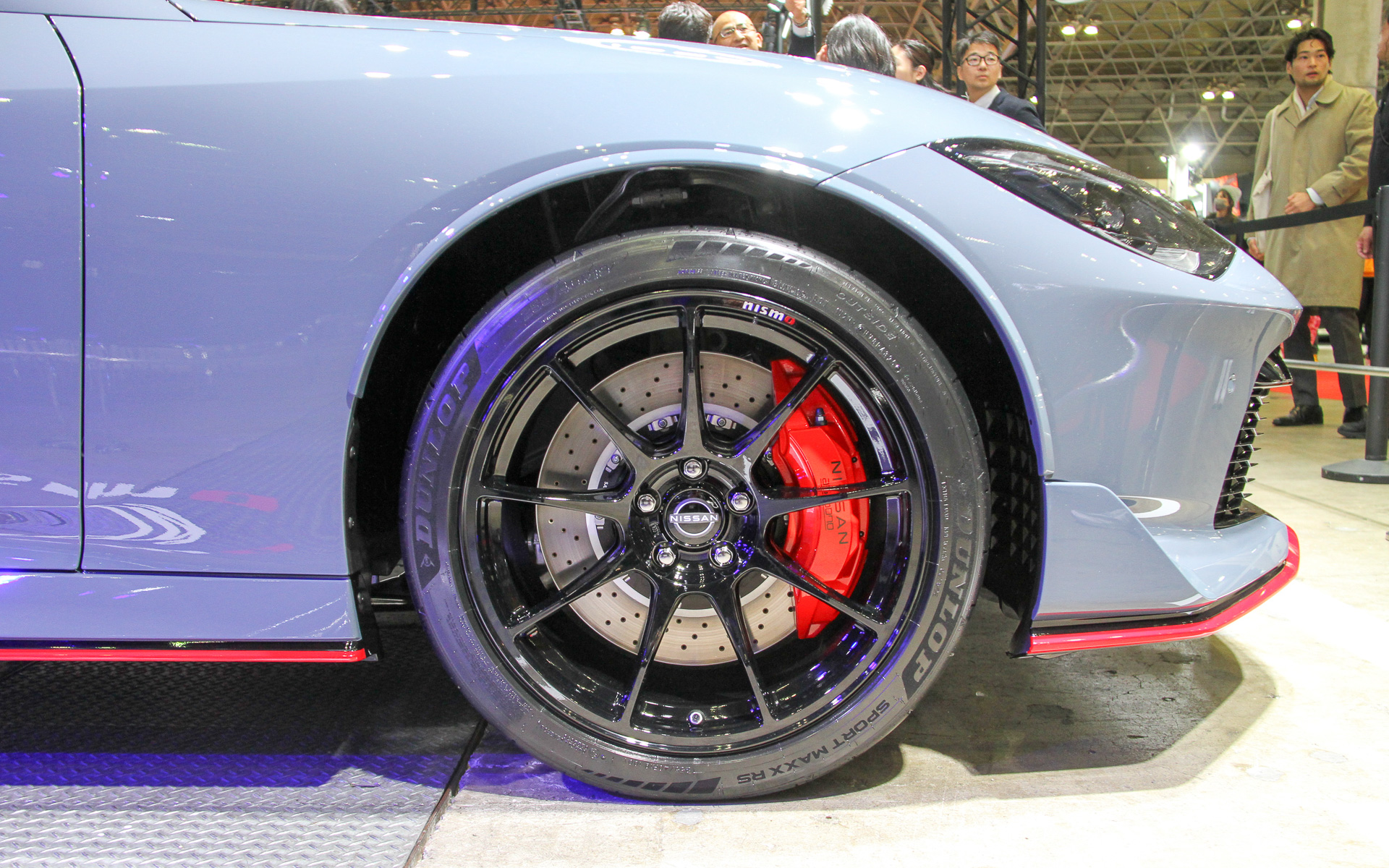 足まわりではサスペンションの減衰力を見直すとともに、2ピースタイプのフロントブレーキローターを装備。キャリパーのカラーは従来より明るいレッドを採用している