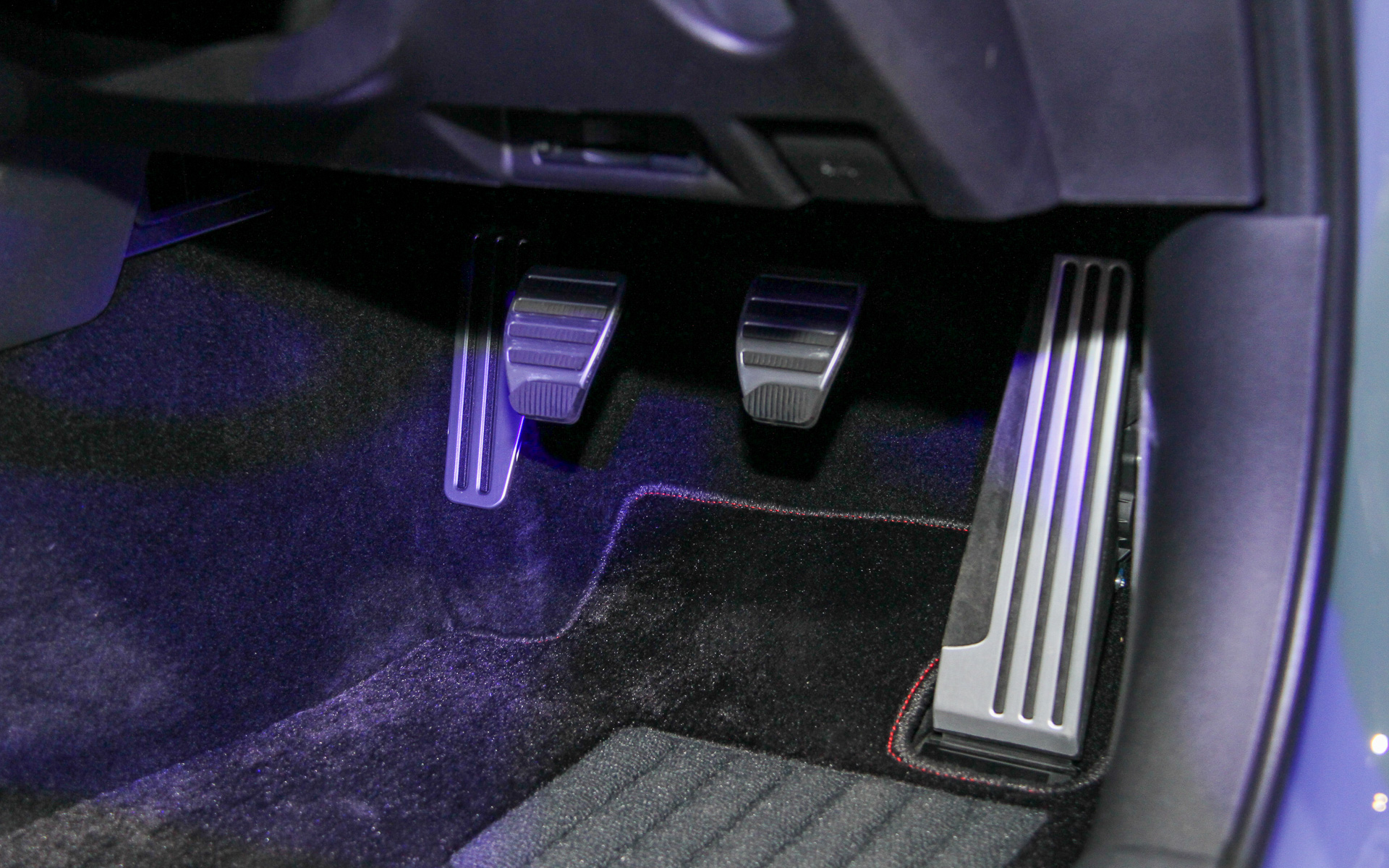 シフトレバーは基準車からショートストローク化。クラッチの圧着力も高められた