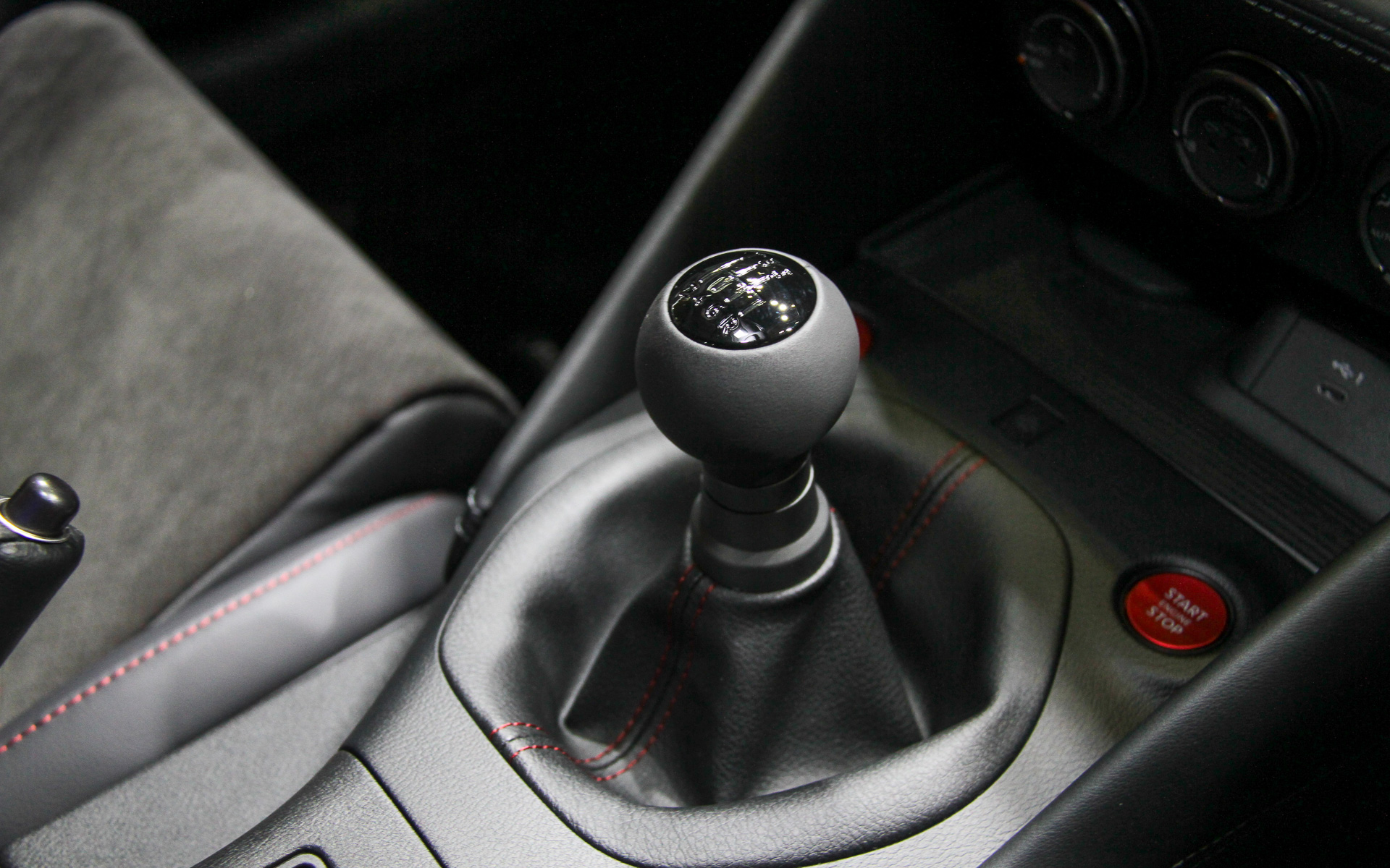 シフトレバーは基準車からショートストローク化。クラッチの圧着力も高められた