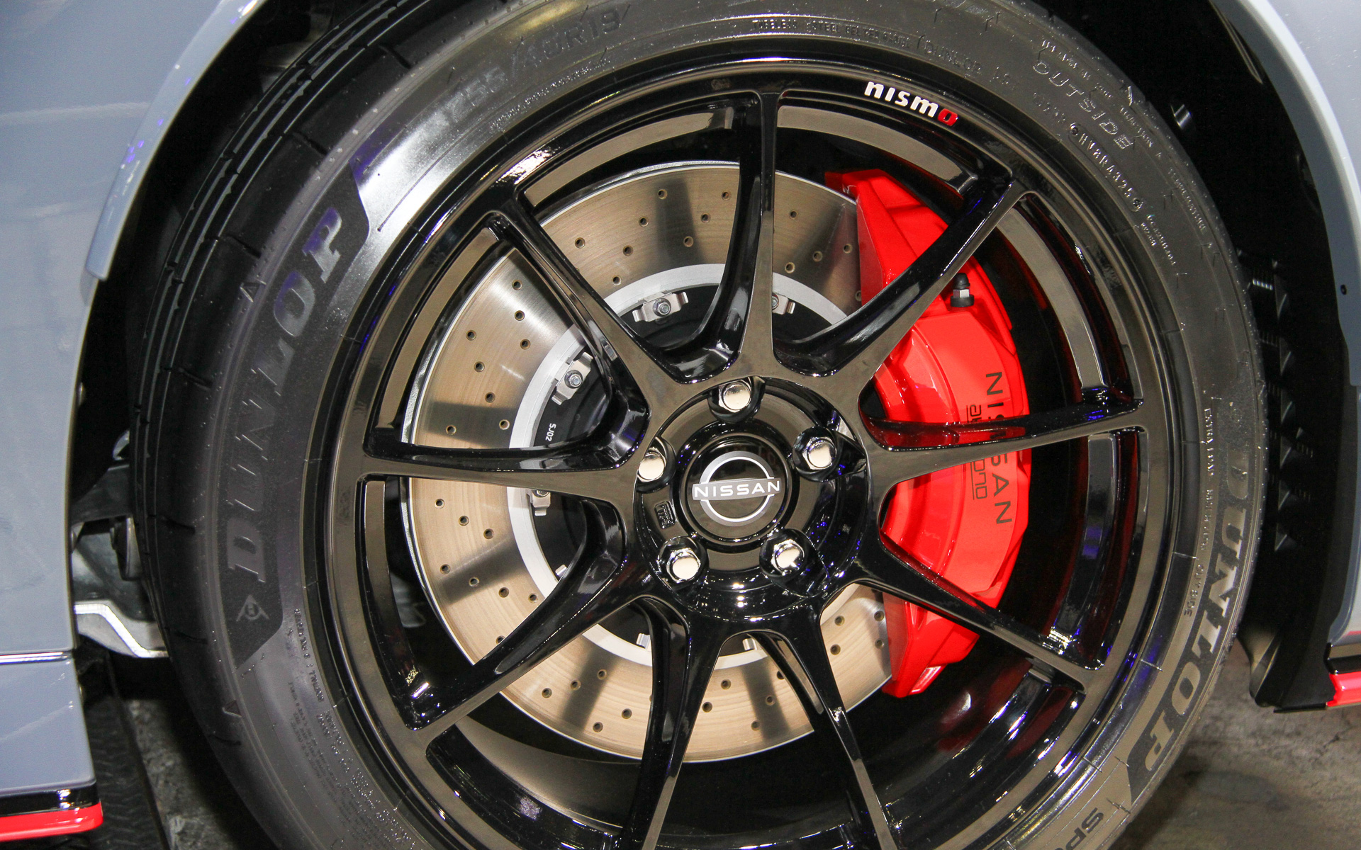 足まわりではサスペンションの減衰力を見直すとともに、2ピースタイプのフロントブレーキローターを装備。キャリパーのカラーは従来より明るいレッドを採用している