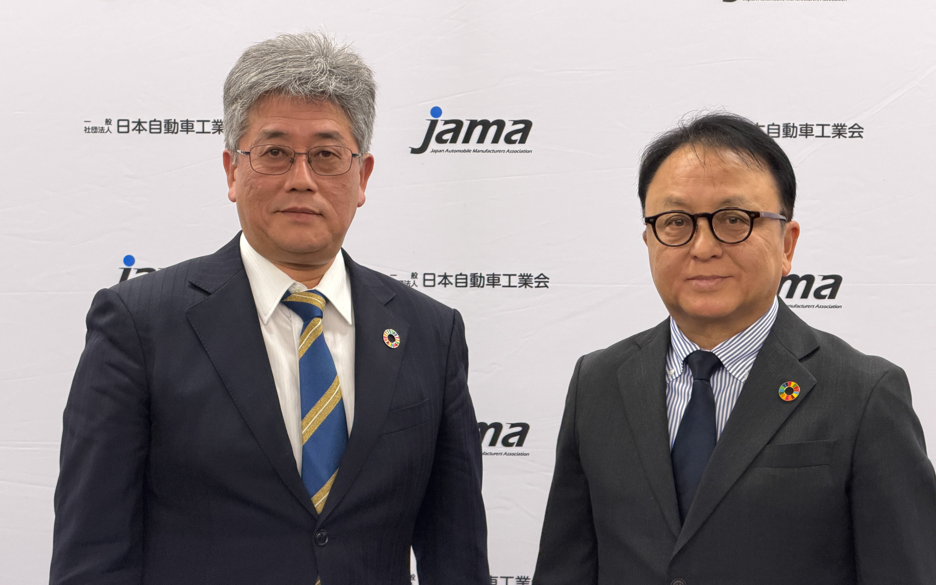 ミーティングで行なわれた記念撮影。左から日本自動車工業会 常務理事 江坂行弘氏、同 副会長兼二輪車委員会 委員長の設楽元文氏