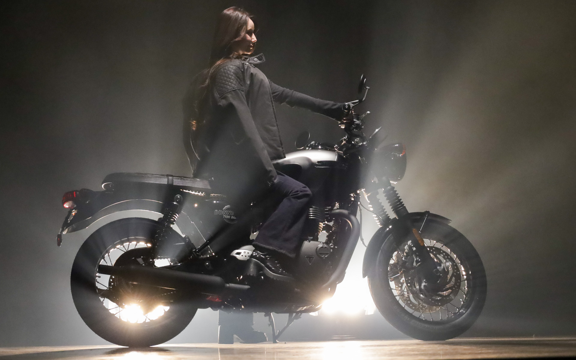 新型「ボンネビル T120 Black」とともに、新ブランドアンバサダーに就任したタレントで実業家のダレノガレ明美さんが登場