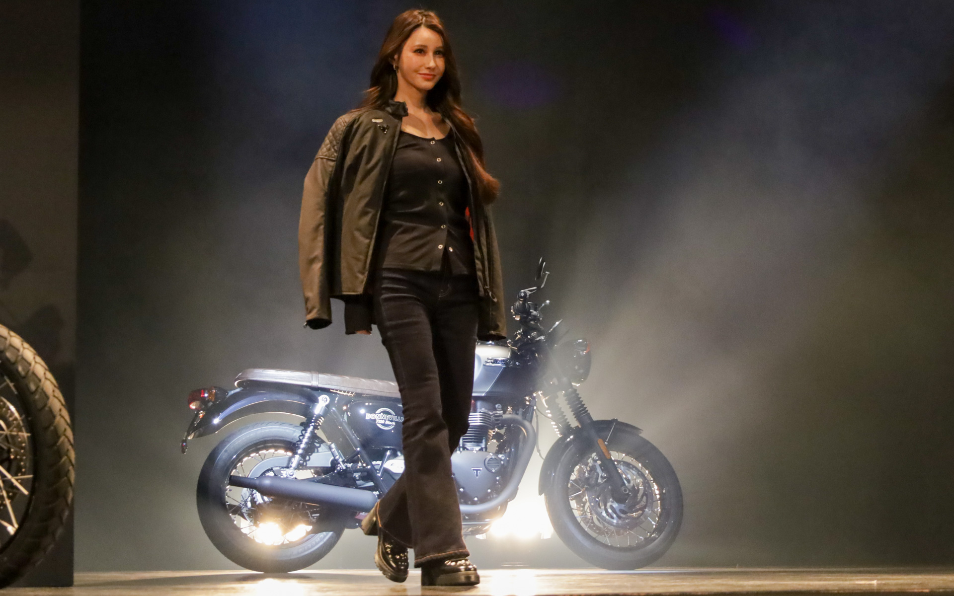 新型「ボンネビル T120 Black」とともに、新ブランドアンバサダーに就任したタレントで実業家のダレノガレ明美さんが登場