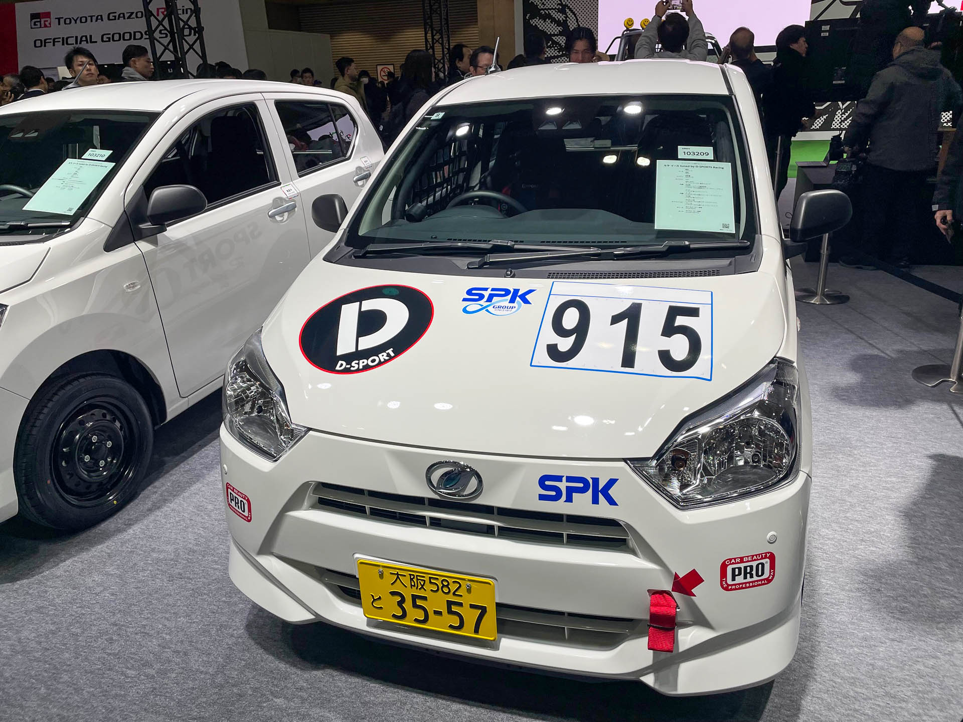 ミライースの手軽にモータースポーツを楽しめるナンバー付き競技車。ゼッケンの915は何を意味するのかな？
