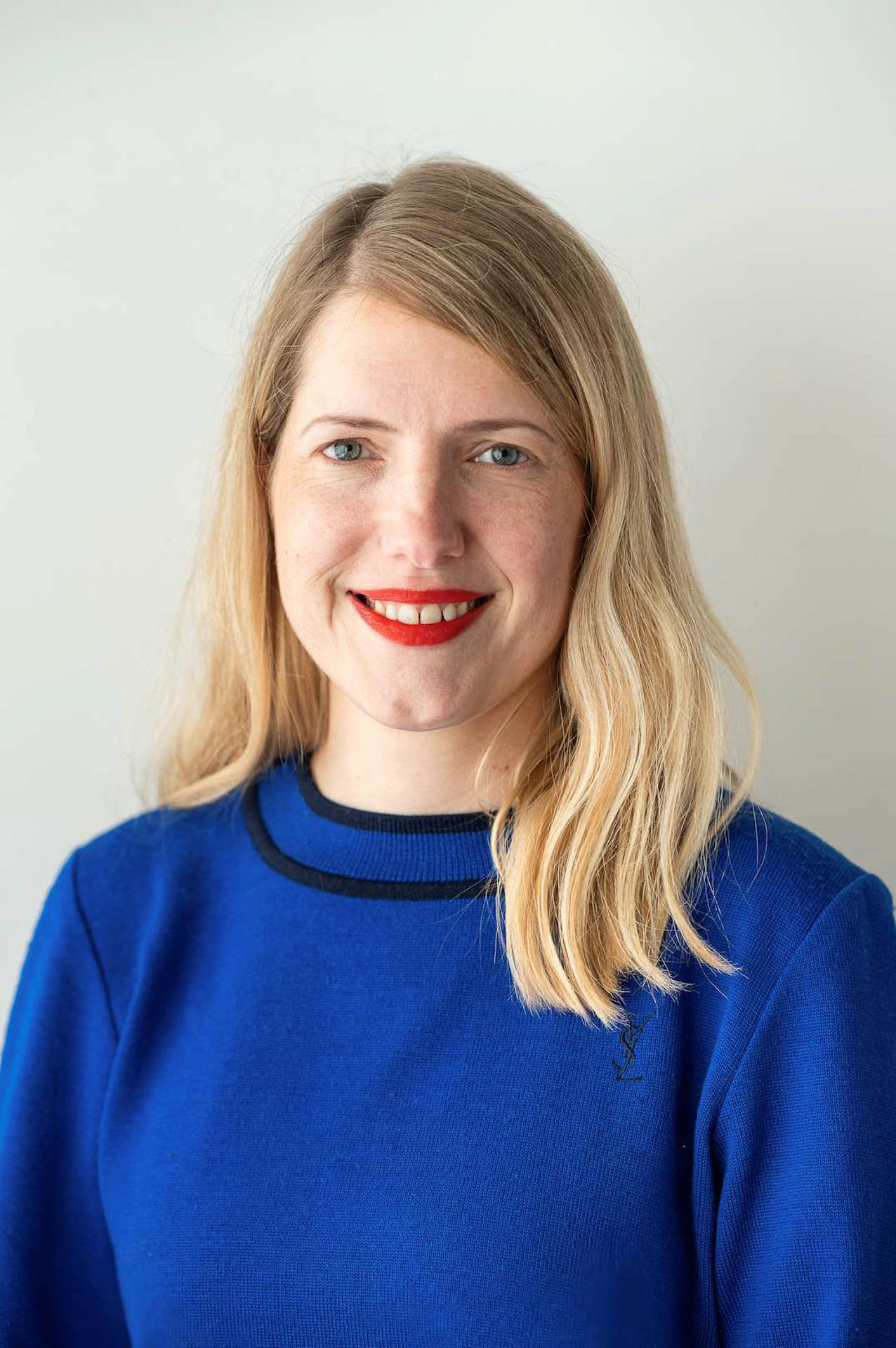 ローランス・ベンツ氏は、フランス・ストラスブール出身のイラストレーター。ファッショナブルでユーモアあふれるセンスと、ポップなカラーリングを特徴としている。高校卒業後に美術学校で造形・表現コミュニケーション・イラストなどを計8年間学び、2009年に独立。現在はフリーランスとしてフランス・ヨーロッパ・カナダを中心に、商業施設や広告、出版をはじめとする幅広いジャンルで多数の実績をあげている。日本で個展を開くなど親日家でもあり、日本でも広く活躍している