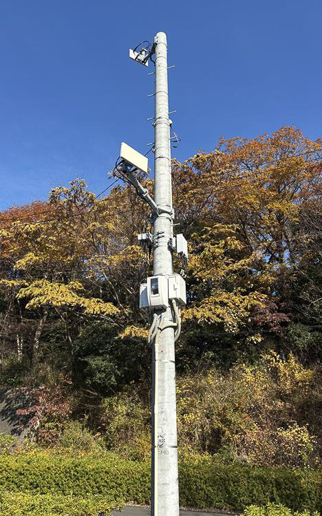 こちらはローカル5Gが設置されたポール。LiDARやカメラからの大容量データを受ける