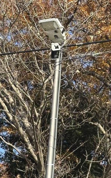 路側に設けられたスマートポール。LED灯やカメラ、LiDARを装備する