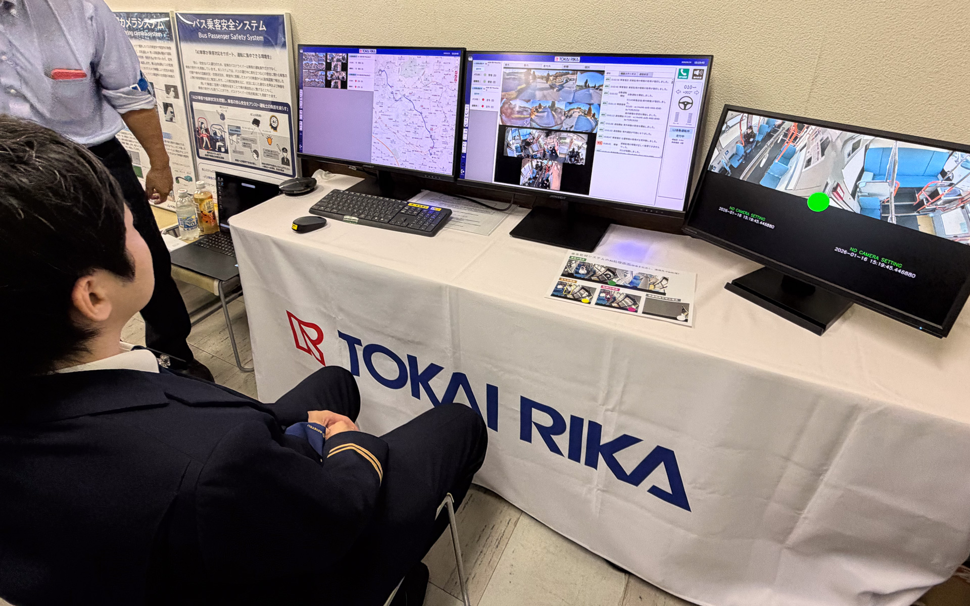 東海理化による2台のバスのネットワーク監視システム