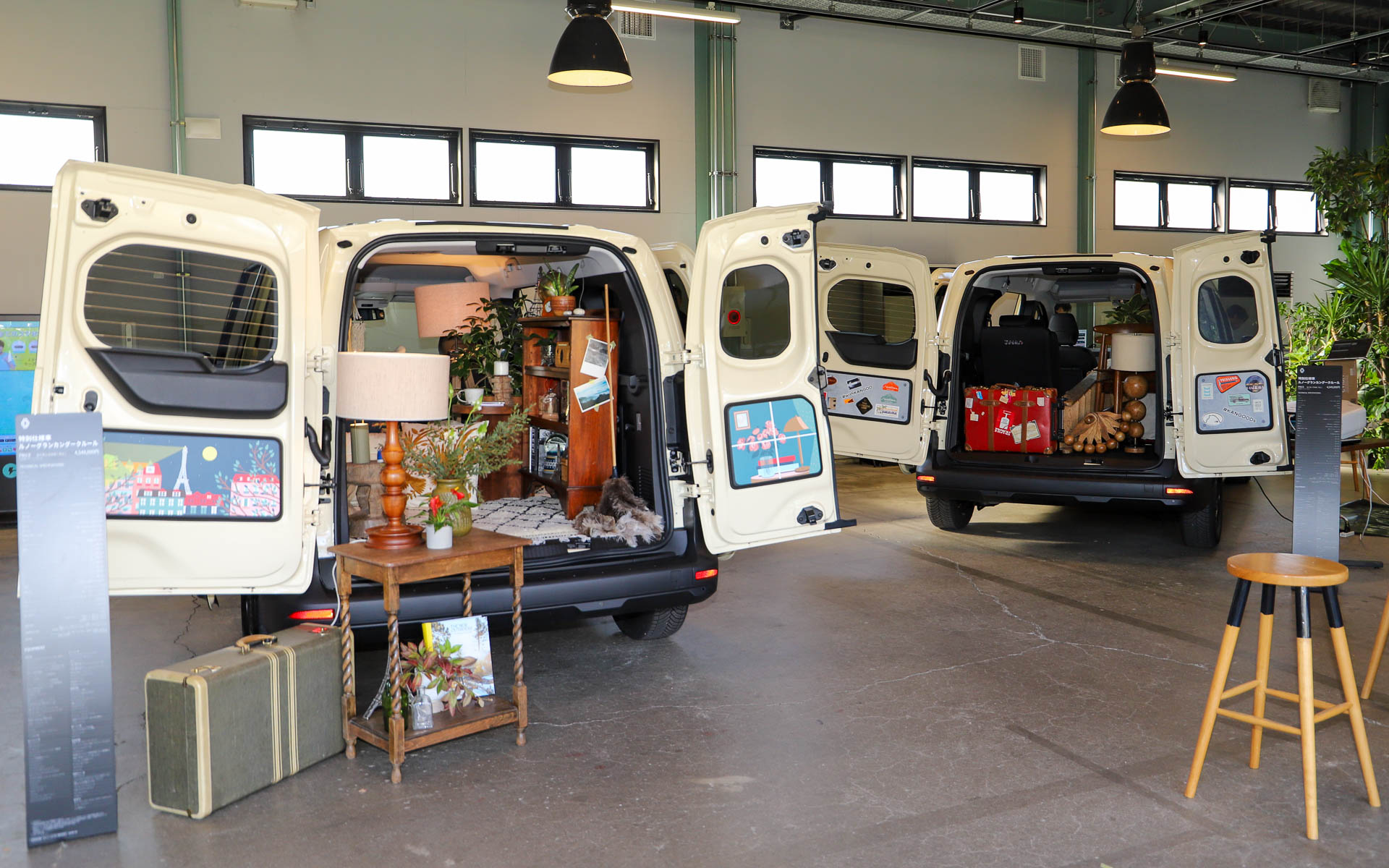 グランカングーは屋外に2台、カフェ店内に2台を展示