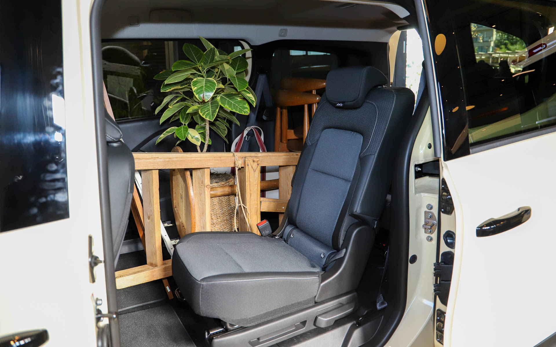 たくさんの荷物を積載して、グランカングーの積載性をアピール。グランカングーとの生活をイメージしやすくしている