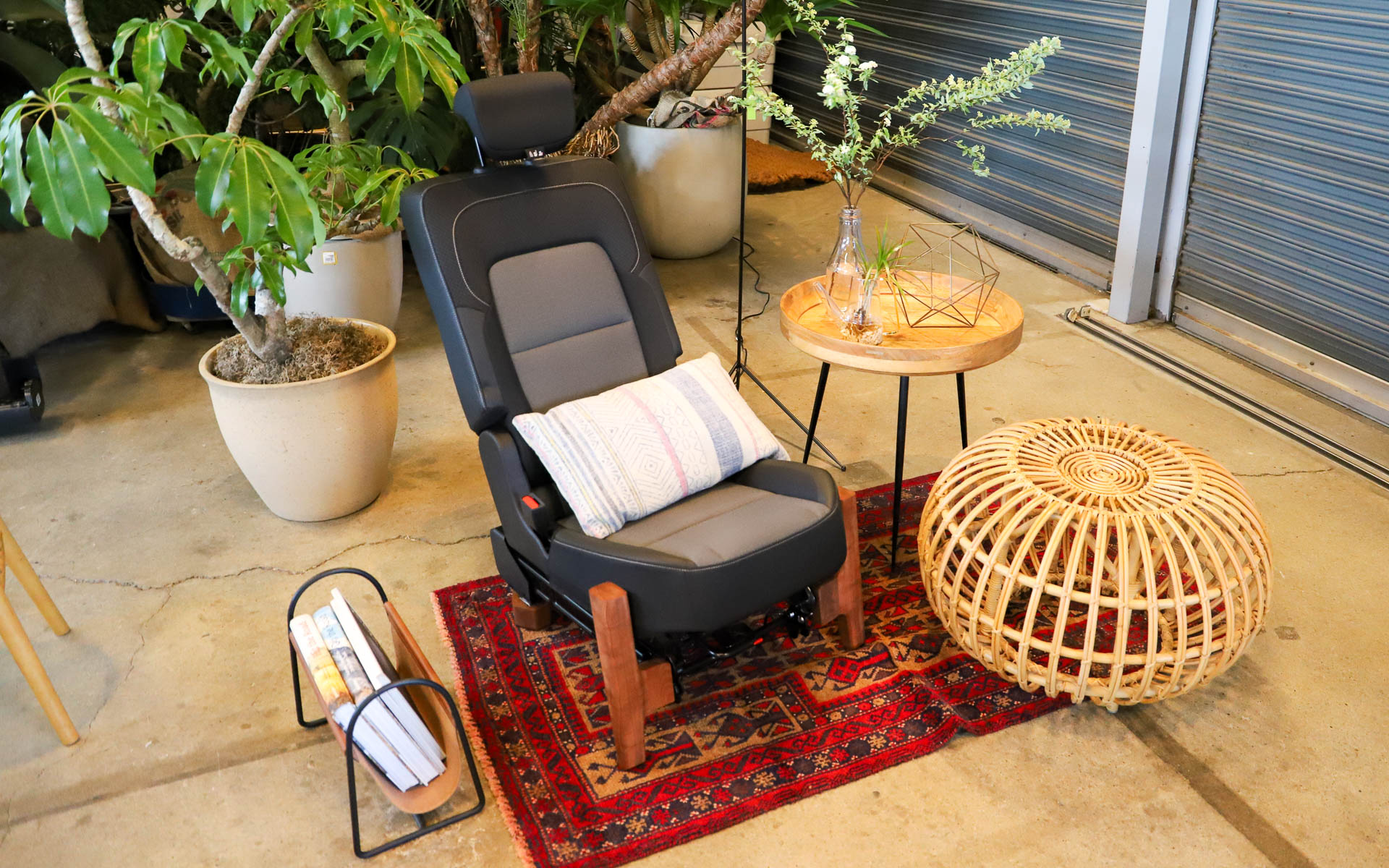 取り外したシートをソファとして使うためのキットも開発中。木材で作った足をシートに取り付けて、床を傷めないようにしている。キャンプ場でも使えそうなアイテムなので、発売を検討していただきたいところ