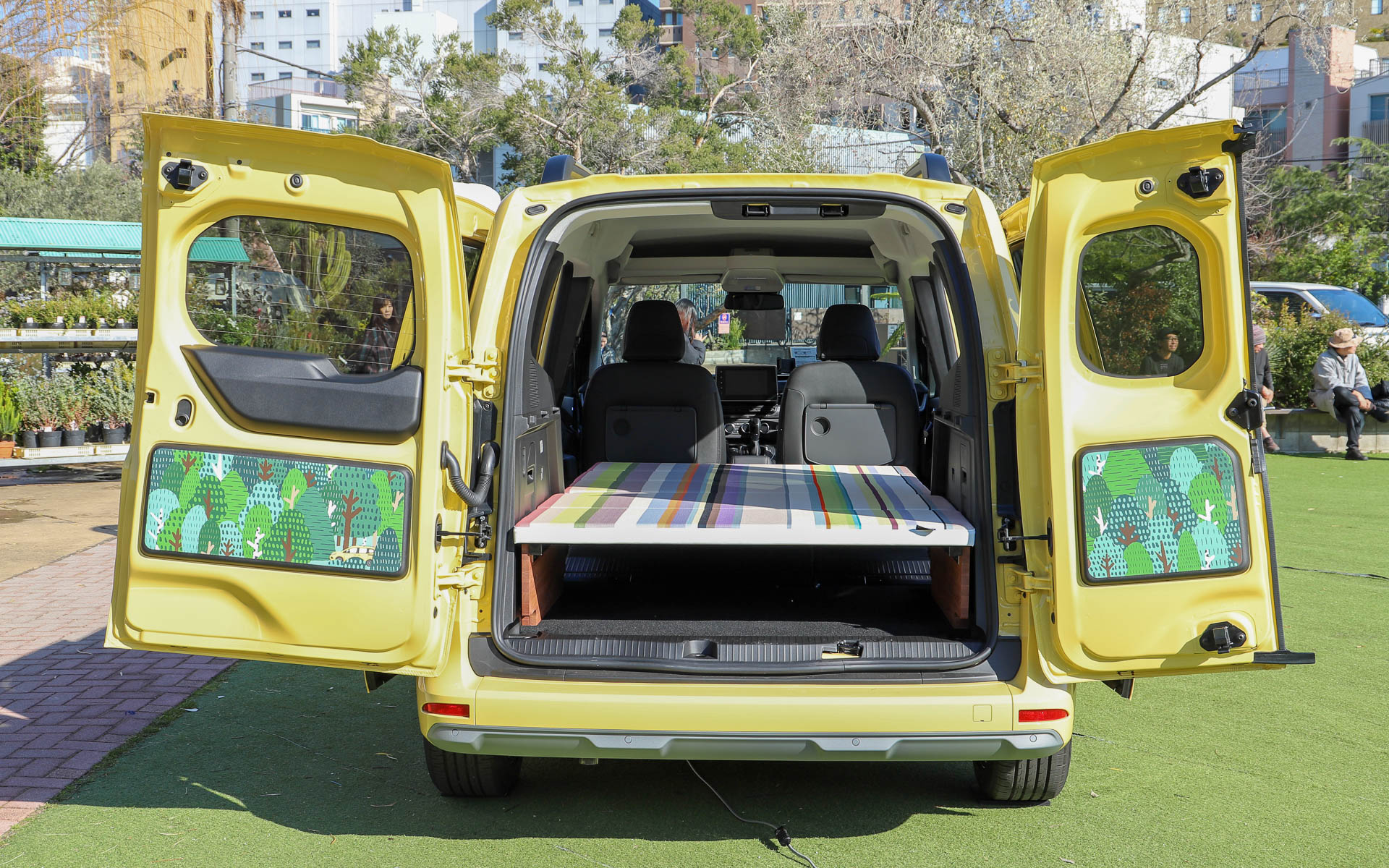 5人乗りモデルの「カングー」も展示される