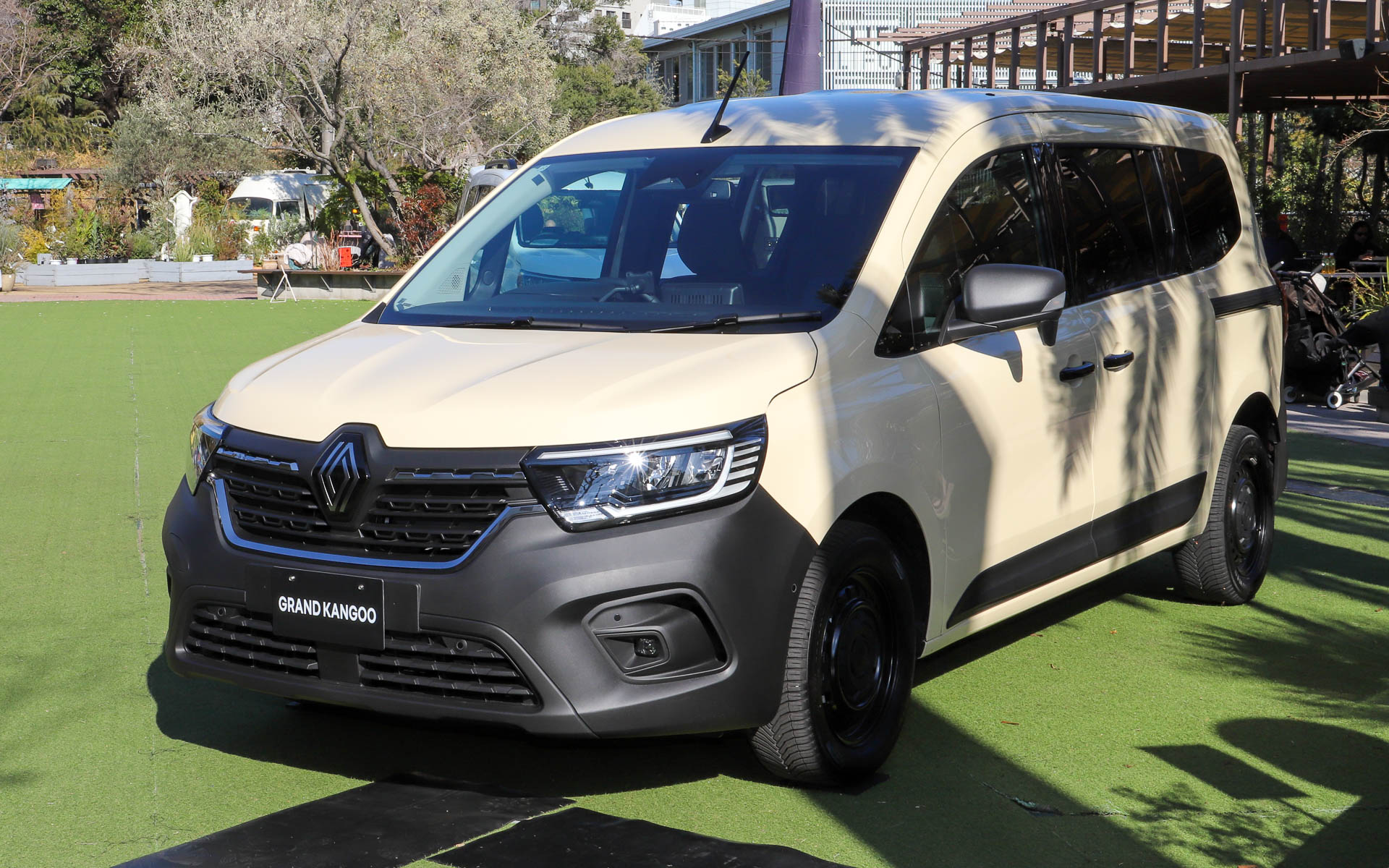 グランカングーのボディサイズは4910×1860×1810mm（全長×全幅×全高）、ホイールベースは3100mm。最小回転半径は6.2m。グランカングー クルールは、滑りやすい路面でのドライブをサポートするエクステンデッドグリップ機能を備え、スノーフレークマークが刻印されたオールシーズンタイヤのミシュラン「クロスクライメート」を装着することで、さまざまなシーンで活躍できるとしている