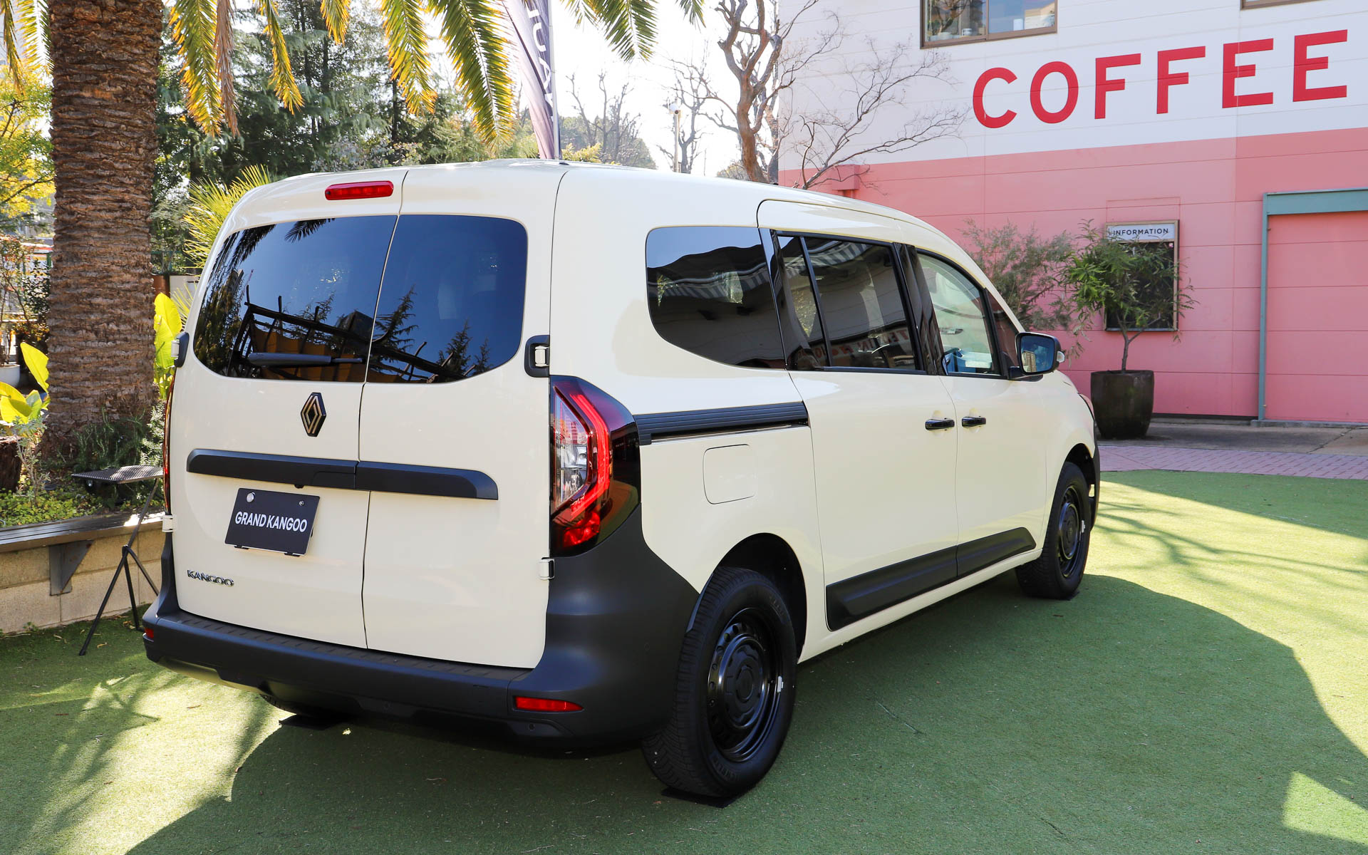 グランカングーのボディサイズは4910×1860×1810mm（全長×全幅×全高）、ホイールベースは3100mm。最小回転半径は6.2m。グランカングー クルールは、滑りやすい路面でのドライブをサポートするエクステンデッドグリップ機能を備え、スノーフレークマークが刻印されたオールシーズンタイヤのミシュラン「クロスクライメート」を装着することで、さまざまなシーンで活躍できるとしている