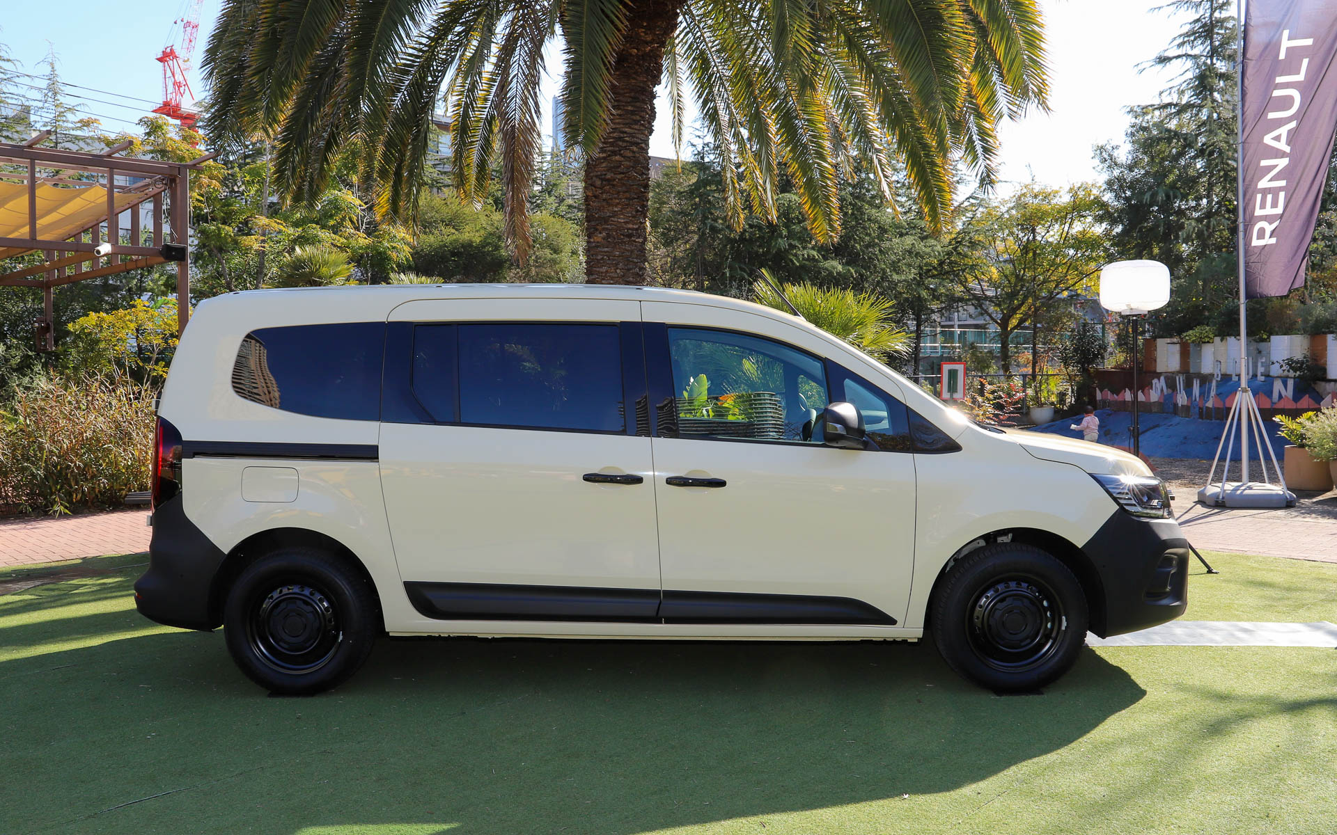 グランカングーのボディサイズは4910×1860×1810mm（全長×全幅×全高）、ホイールベースは3100mm。最小回転半径は6.2m。グランカングー クルールは、滑りやすい路面でのドライブをサポートするエクステンデッドグリップ機能を備え、スノーフレークマークが刻印されたオールシーズンタイヤのミシュラン「クロスクライメート」を装着することで、さまざまなシーンで活躍できるとしている