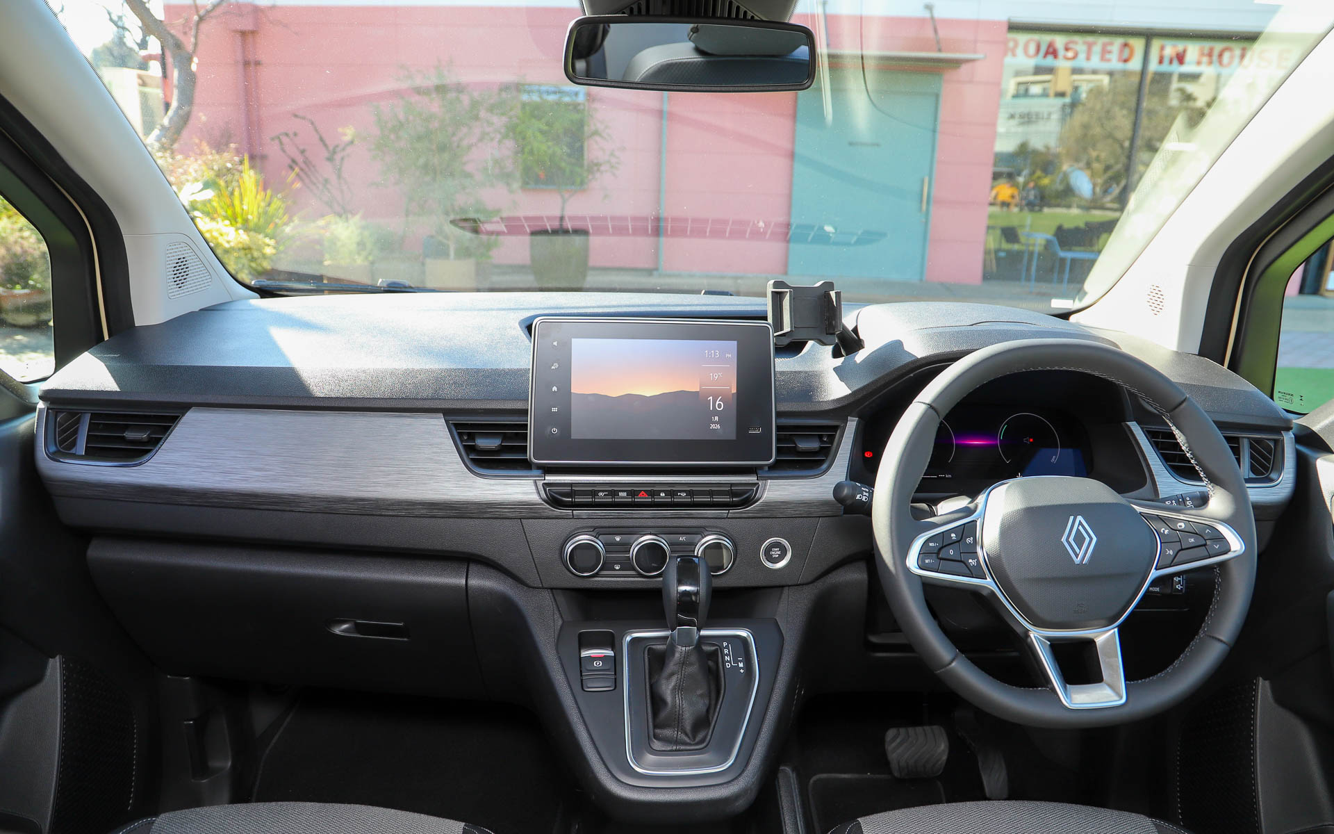 グランカングー クルールのインテリア。ルーフが高いこともあり、室内はかなりゆったりとしている。ちなみに、2列目と3列目シートは1脚で約23kgの重量があるとのこと。