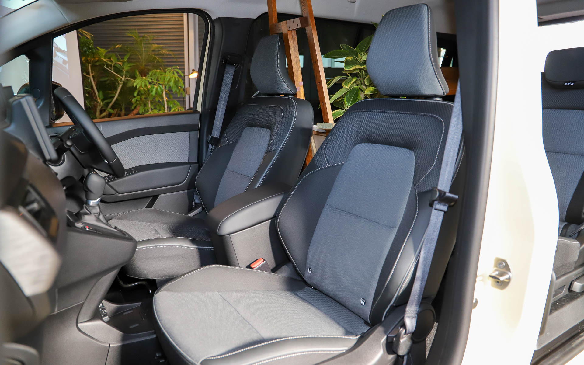 グランカングー クルールのインテリア。ルーフが高いこともあり、室内はかなりゆったりとしている。ちなみに、2列目と3列目シートは1脚で約23kgの重量があるとのこと。