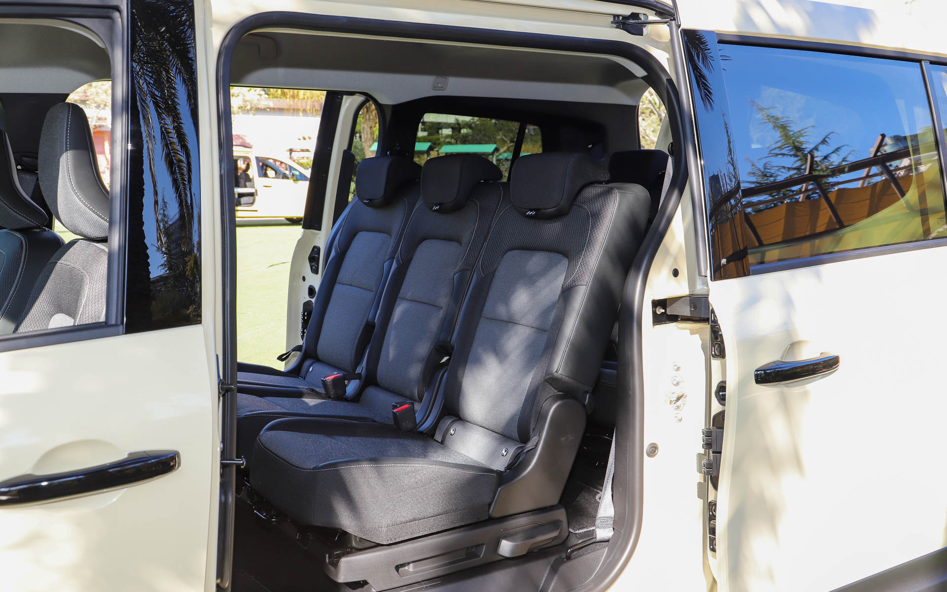 グランカングー クルールのインテリア。ルーフが高いこともあり、室内はかなりゆったりとしている。ちなみに、2列目と3列目シートは1脚で約23kgの重量があるとのこと。