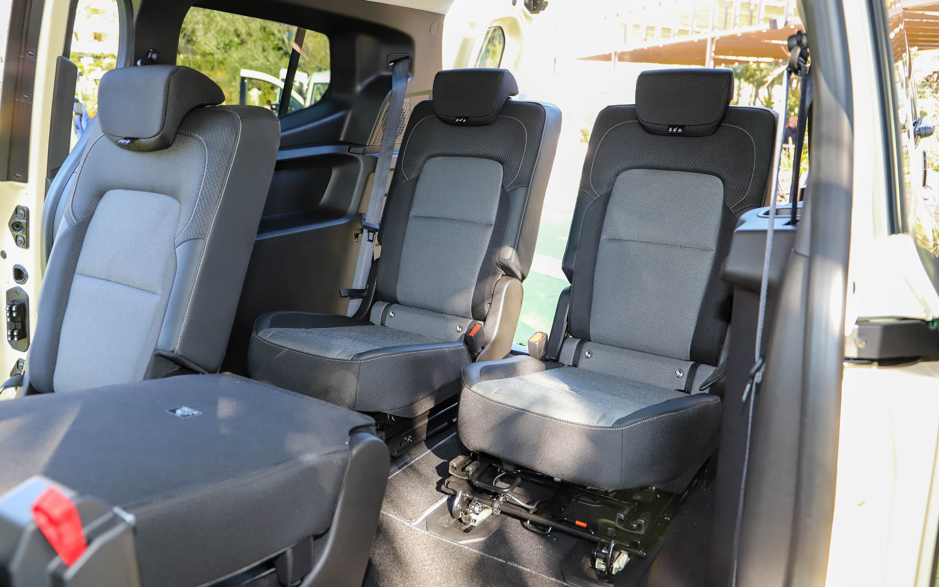 グランカングー クルールのインテリア。ルーフが高いこともあり、室内はかなりゆったりとしている。ちなみに、2列目と3列目シートは1脚で約23kgの重量があるとのこと。