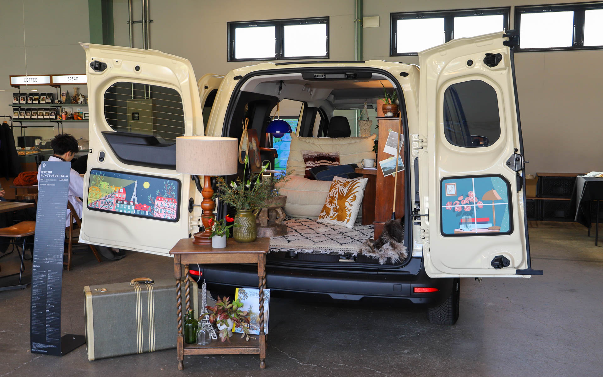 1月15日に発売された、「アパルトマンから眺めるパリの風景」をイメージしたダブルバックドアのインナーパネル専用ステッカー「カングー デコパネル」を装着していた