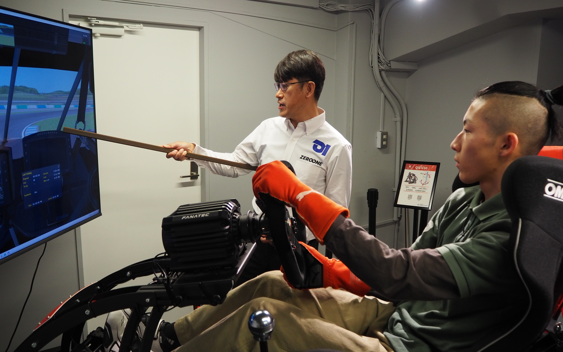 コーナリングに入る際に「ここ」「ここ」と、走りながら移動する目線の置き場所をアドバイスしていた