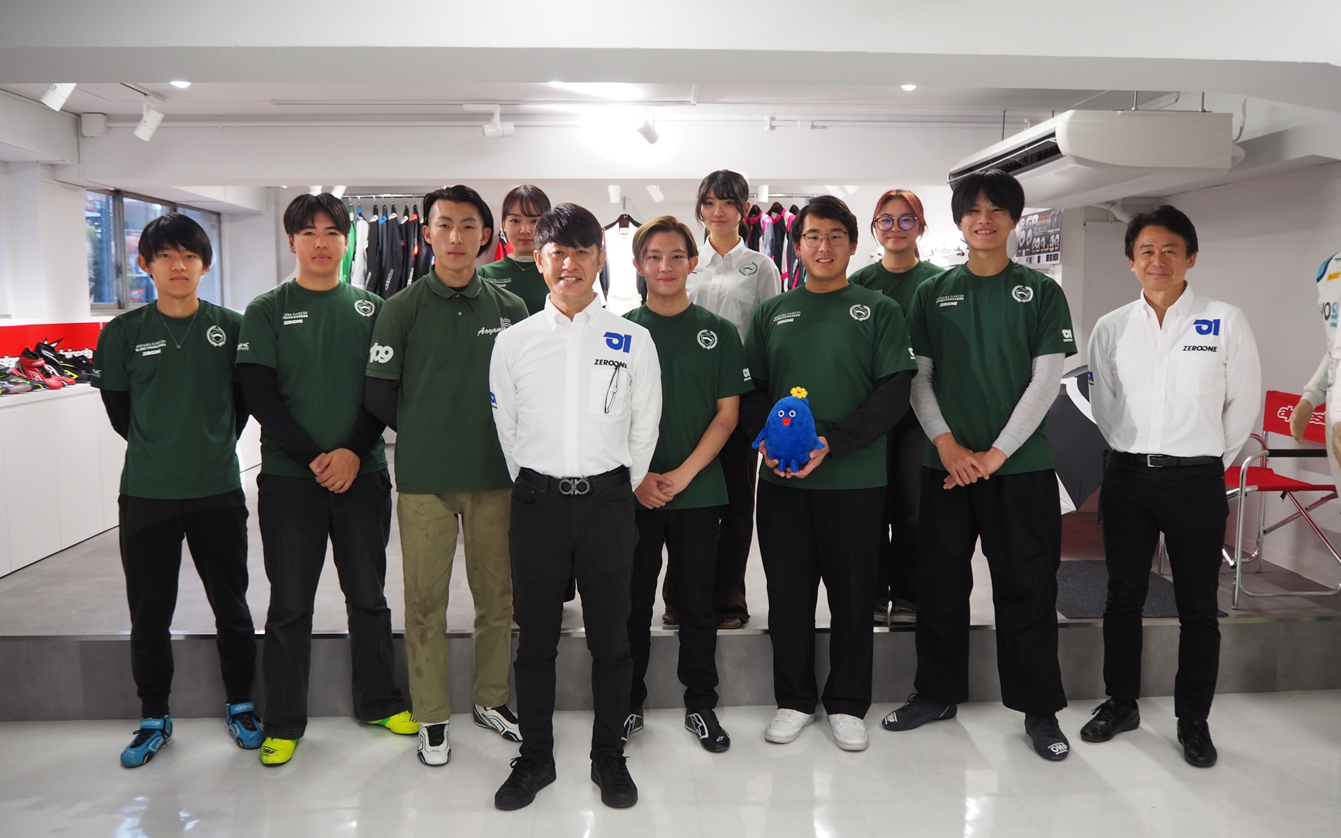 青山学院大学 体育会自動車部の「スーパー耐久シリーズ参戦プロジェクト」のメンバーと、活動をサポートするチームZEROONEの河野初樹氏、レーシングドライバーの荒聖治選手