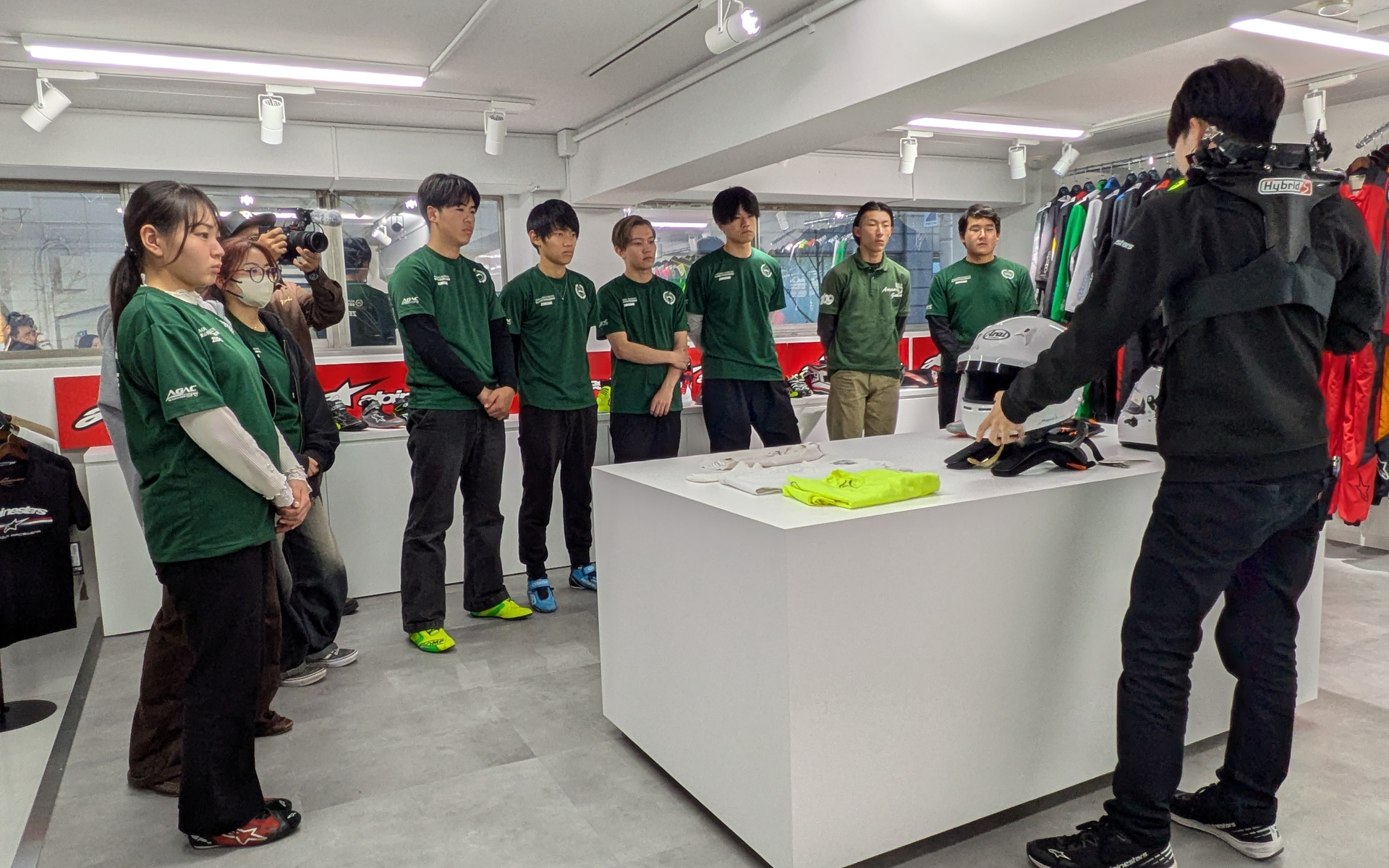 SPKの「モータースポーツショールーム」では、アルパインスターズのレーシングギアの試着が可能（※要事前予約制）