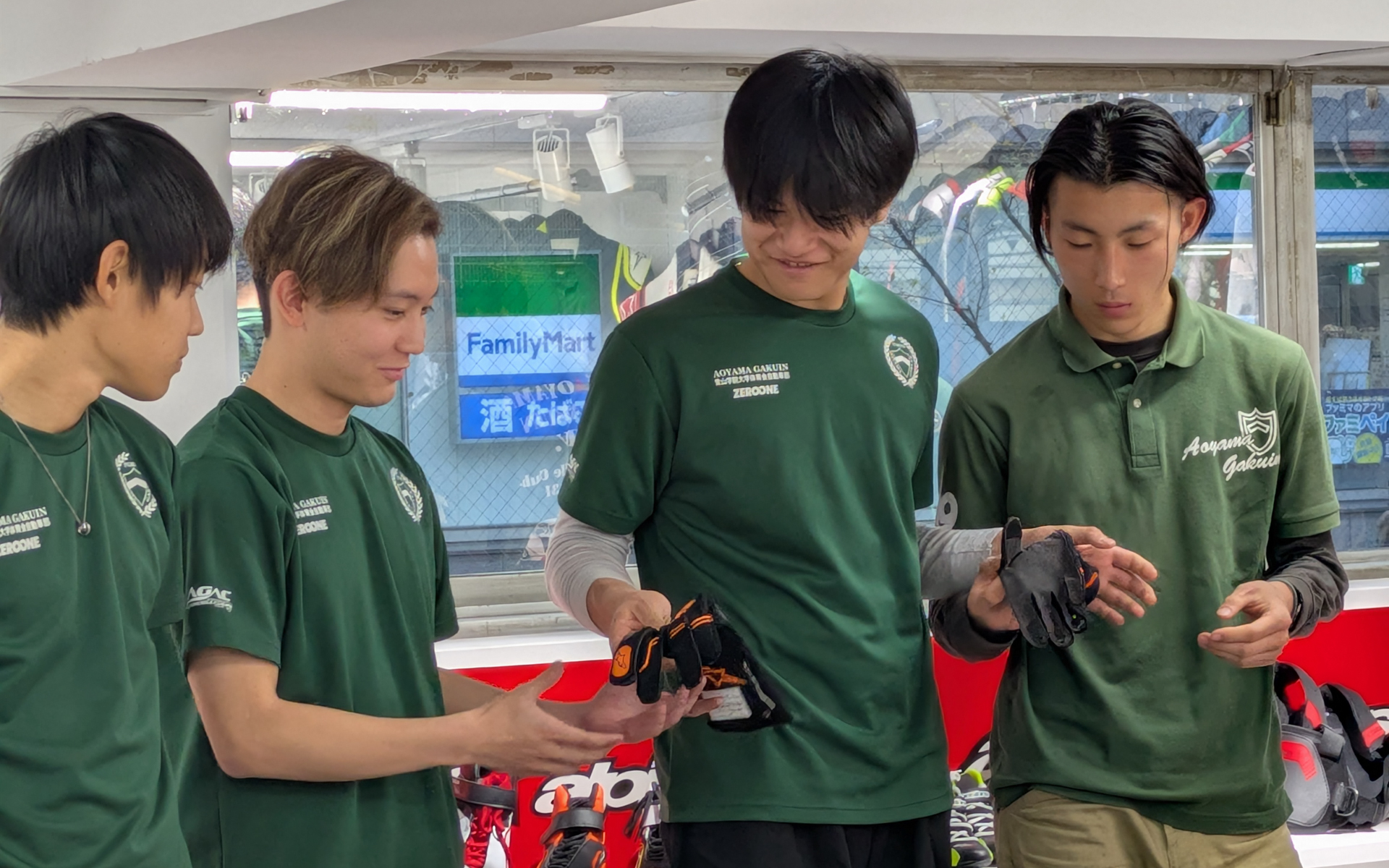 カート用と四輪用のレーシンググローブの違いや、一般的なヘルメットと高価なカーボン製ヘルメットの違いなども、実際に手にすることで体感していた