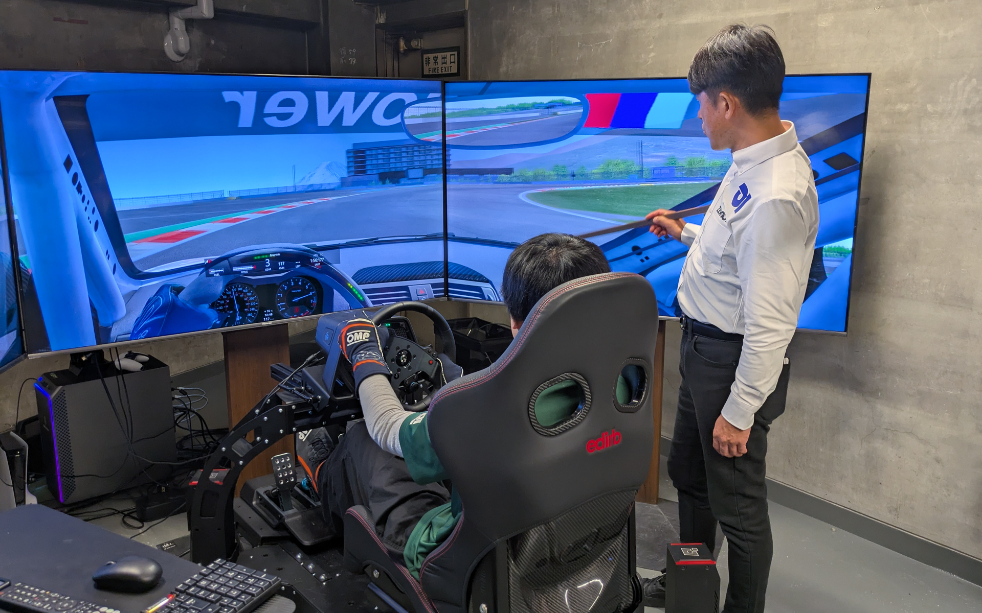 コーナリングに入る際に「ここ」「ここ」と、走りながら移動する目線の置き場所をアドバイスしていた