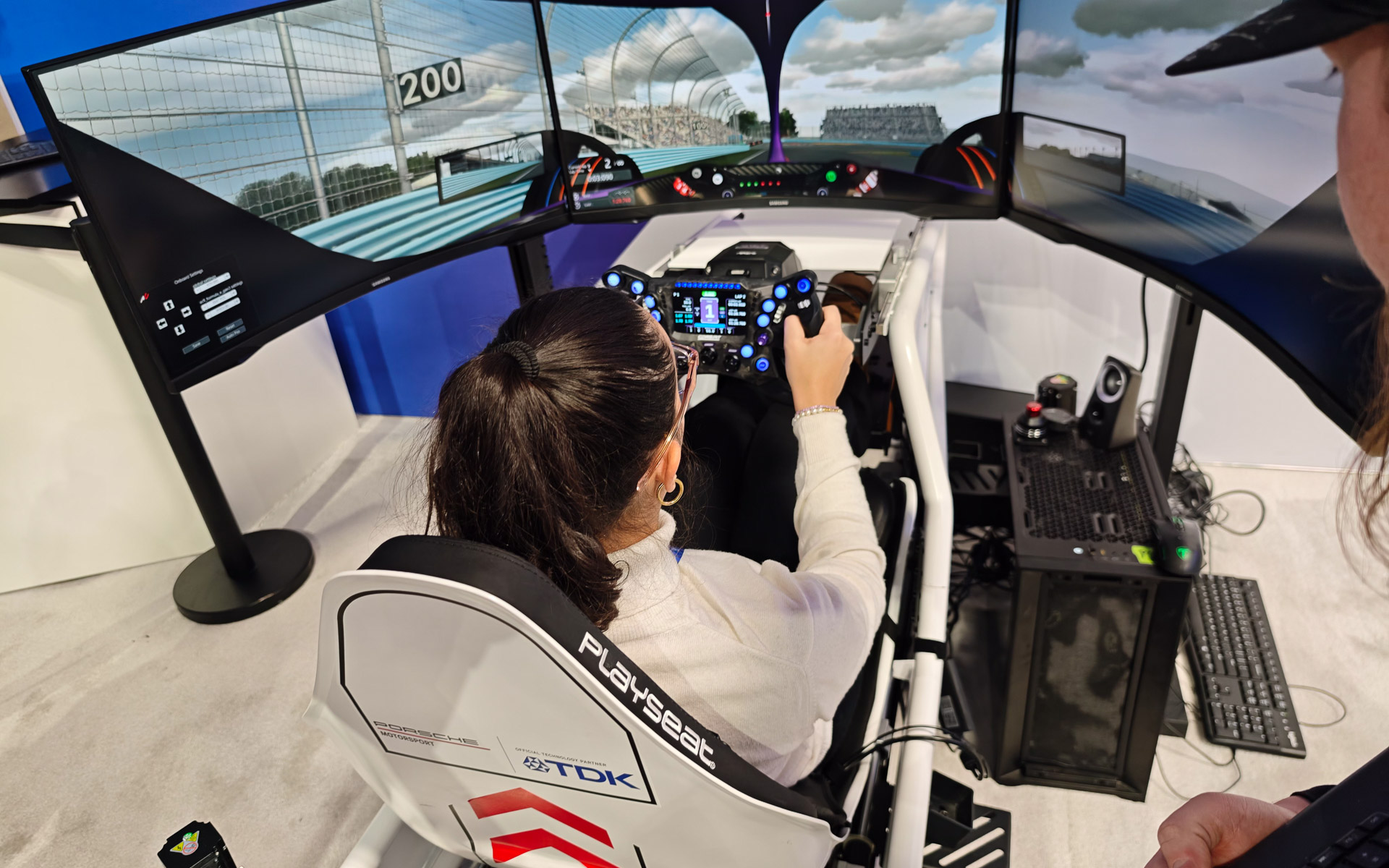 フォーミュラEの今シーズン（シーズン12、2025年～2026年シーズン）から、TDKはポルシェチームのオフィシャルテクノロジーパートナーになり、同社ブースではそれを体験できるレースシミュレータの体験コーナーも用意されていた