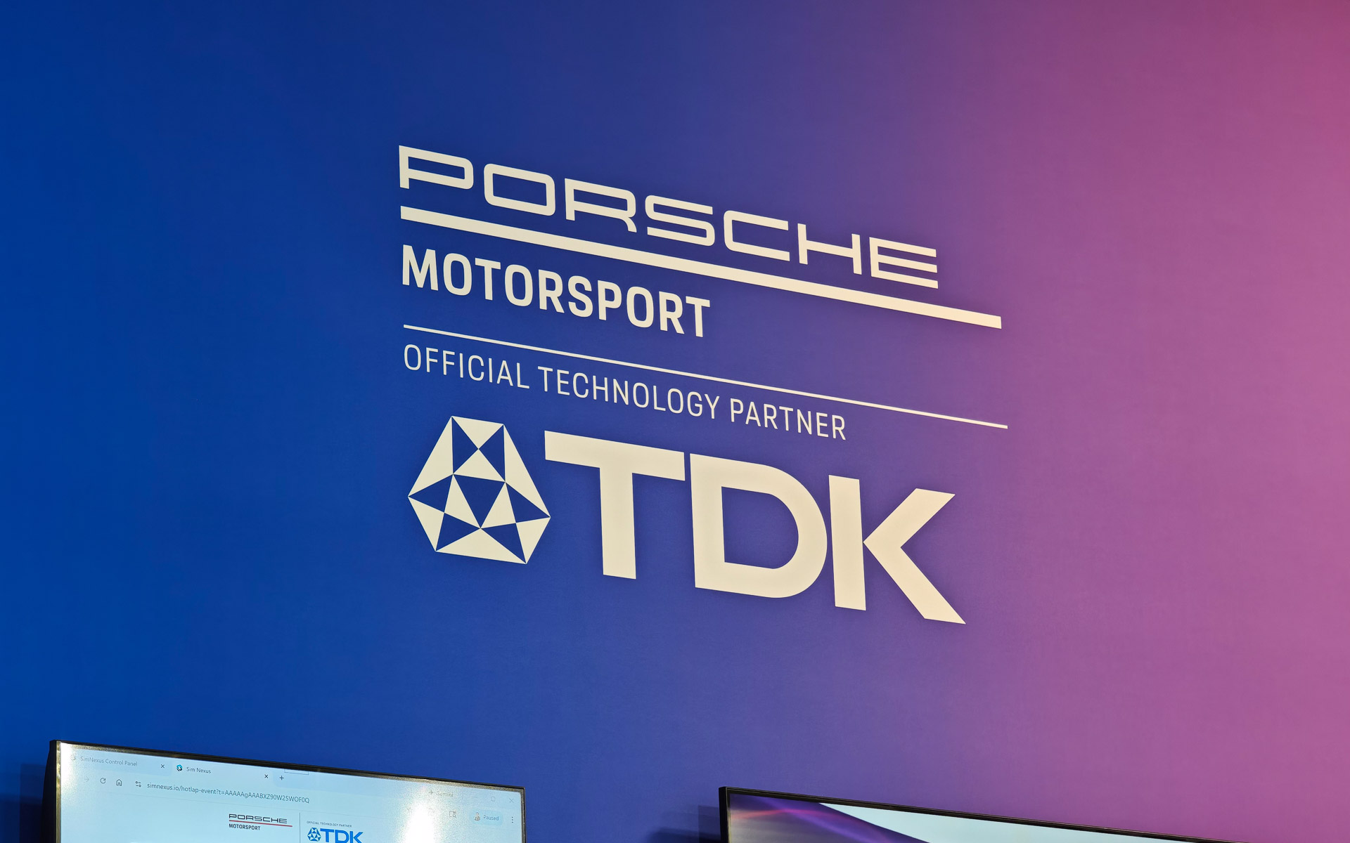 フォーミュラEの今シーズン（シーズン12、2025年～2026年シーズン）から、TDKはポルシェチームのオフィシャルテクノロジーパートナーになり、同社ブースではそれを体験できるレースシミュレータの体験コーナーも用意されていた